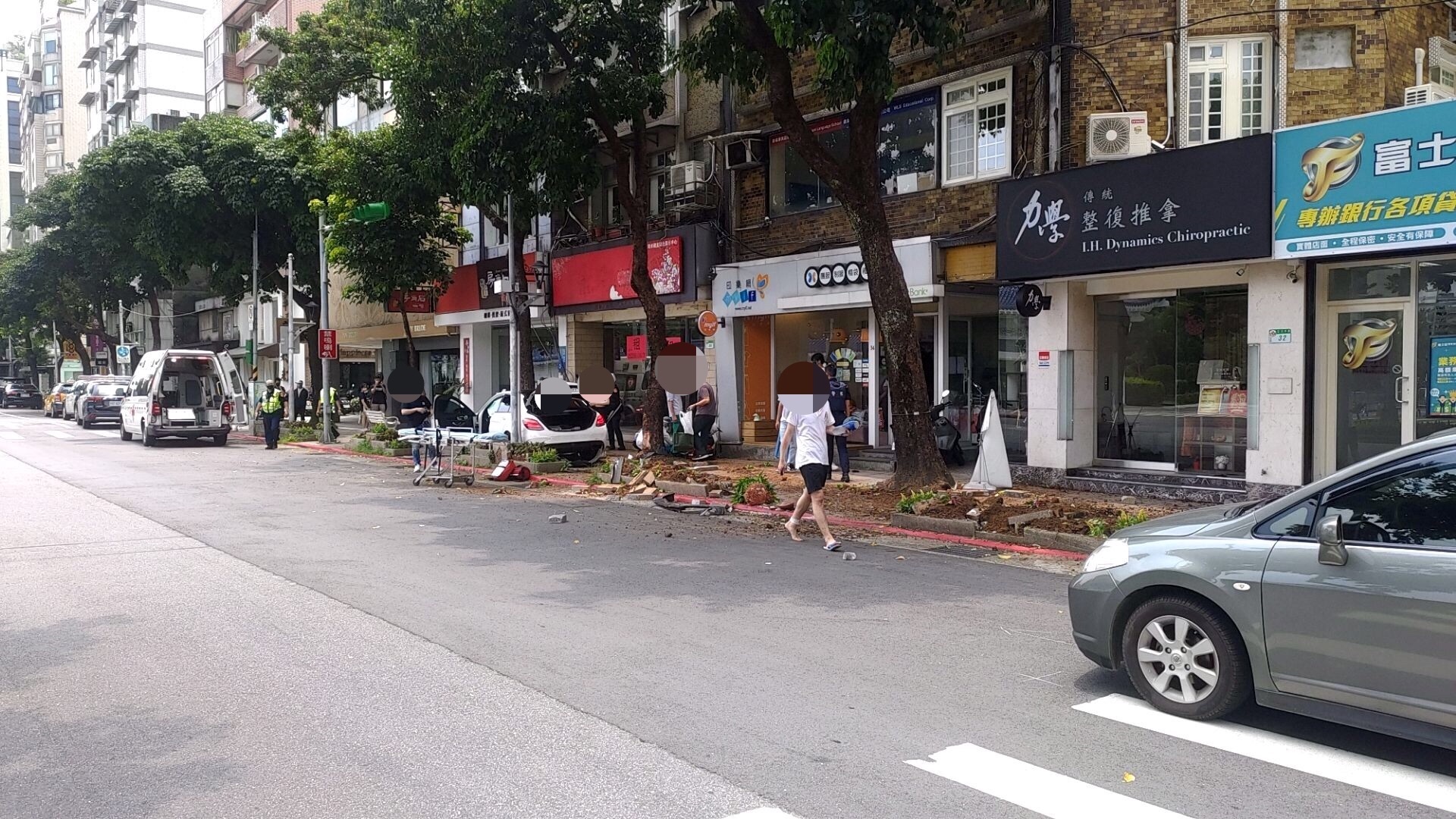 男車輛失控衝上人行道，警消到場協助受傷女郵差送醫。（翻攝畫面）