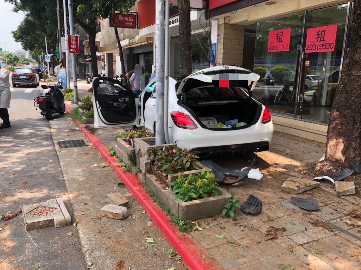 車禍現場一片狼藉，車輛零件散布。（翻攝畫面）