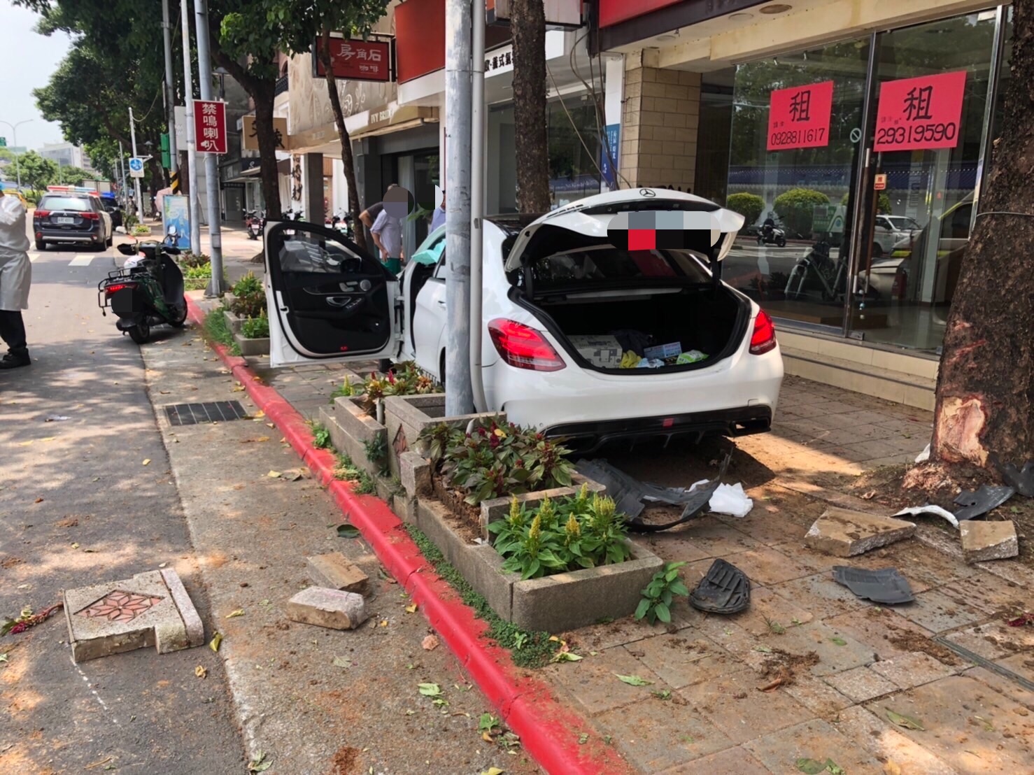 車禍現場一片狼藉，車輛零件散布。（翻攝畫面）