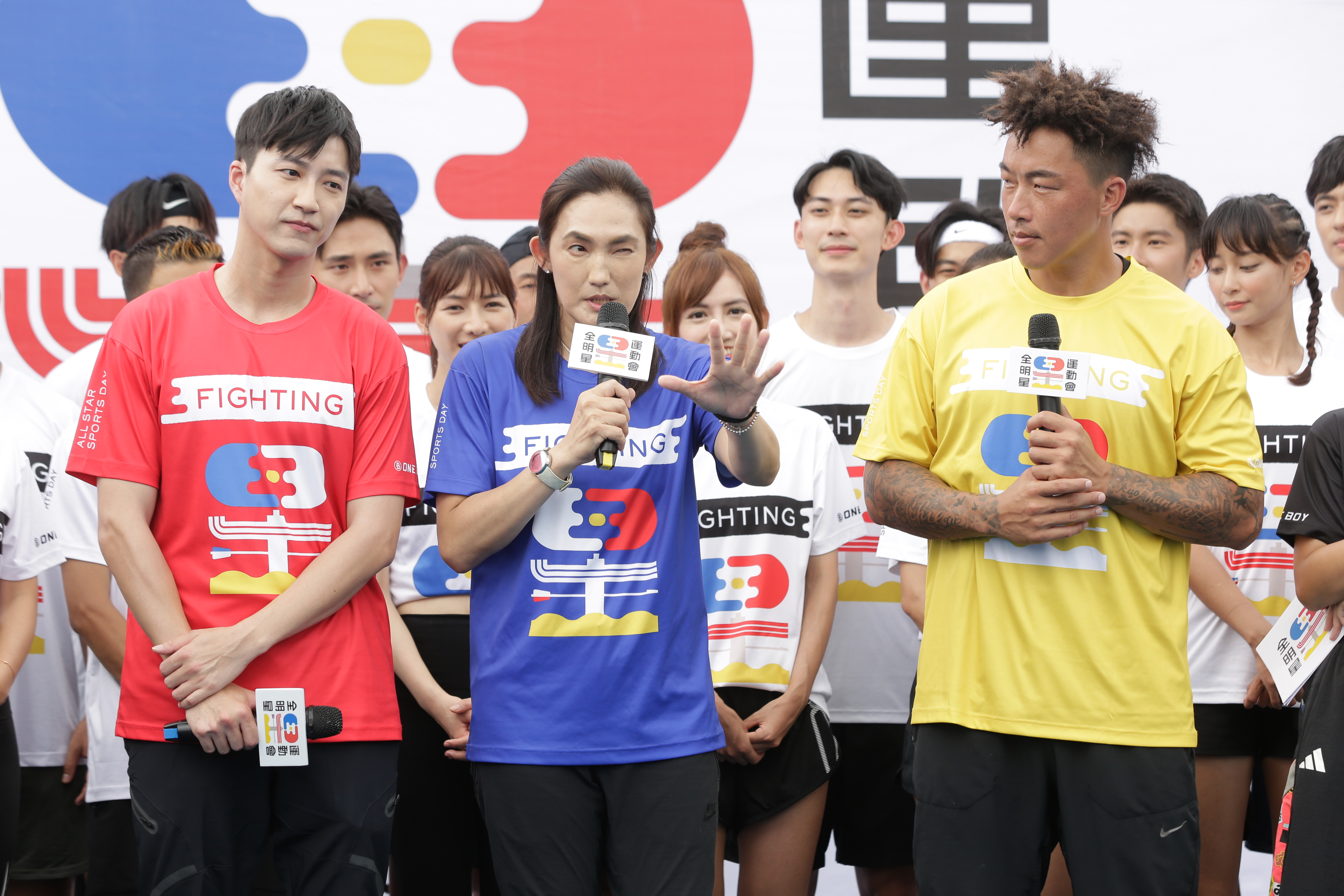 江宏傑(前排左起)才與錢薇娟、郭泓志出席《全明星運動》第四季首映記者會。