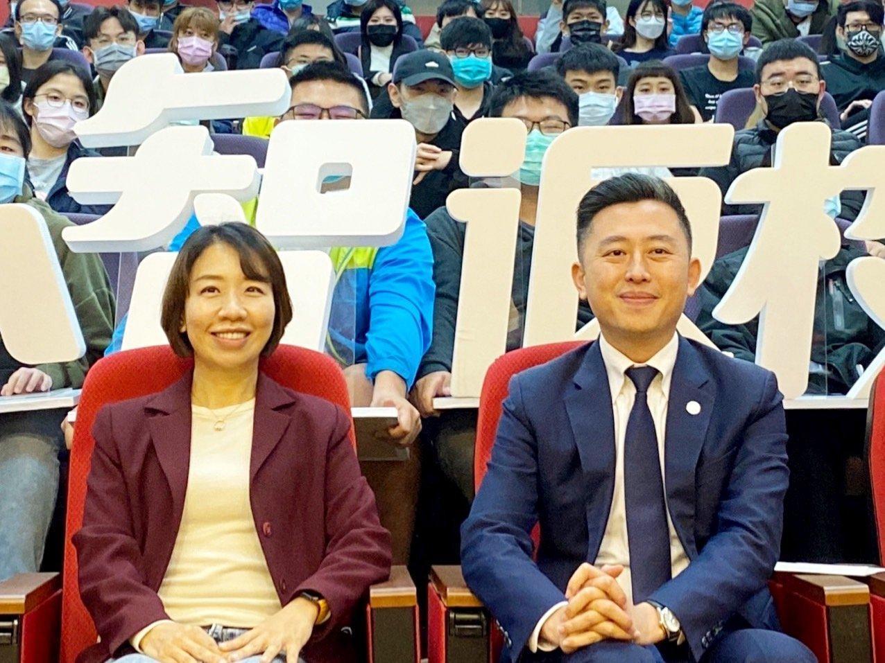 林智堅(右)論文爭議,同黨議員李妍慧(左)擔任學校董事長也引發議論。(翻攝自李妍慧臉書)