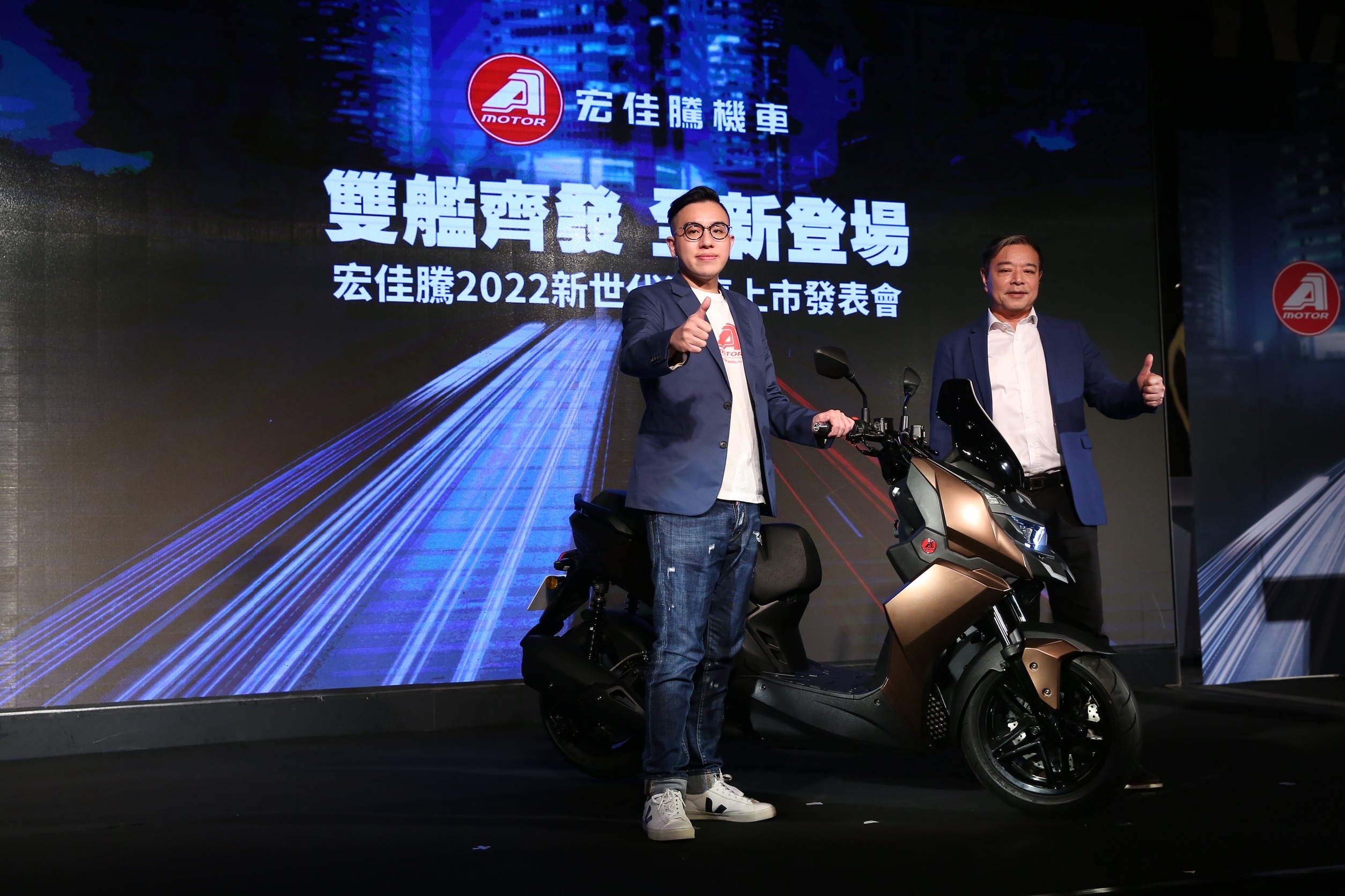 宏佳騰機車今（27）日在台北舉行新車發表會，宏佳騰機車董事長鍾杰霖（右）與其子、宏佳騰品牌發展部經理鍾亞成（左）出席。