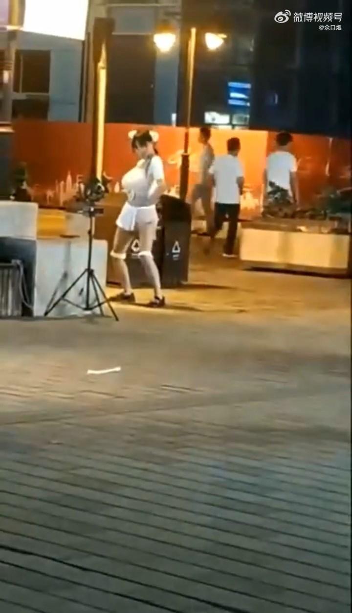 有網友質疑這名「妹子」可能是男的。(翻自微博)