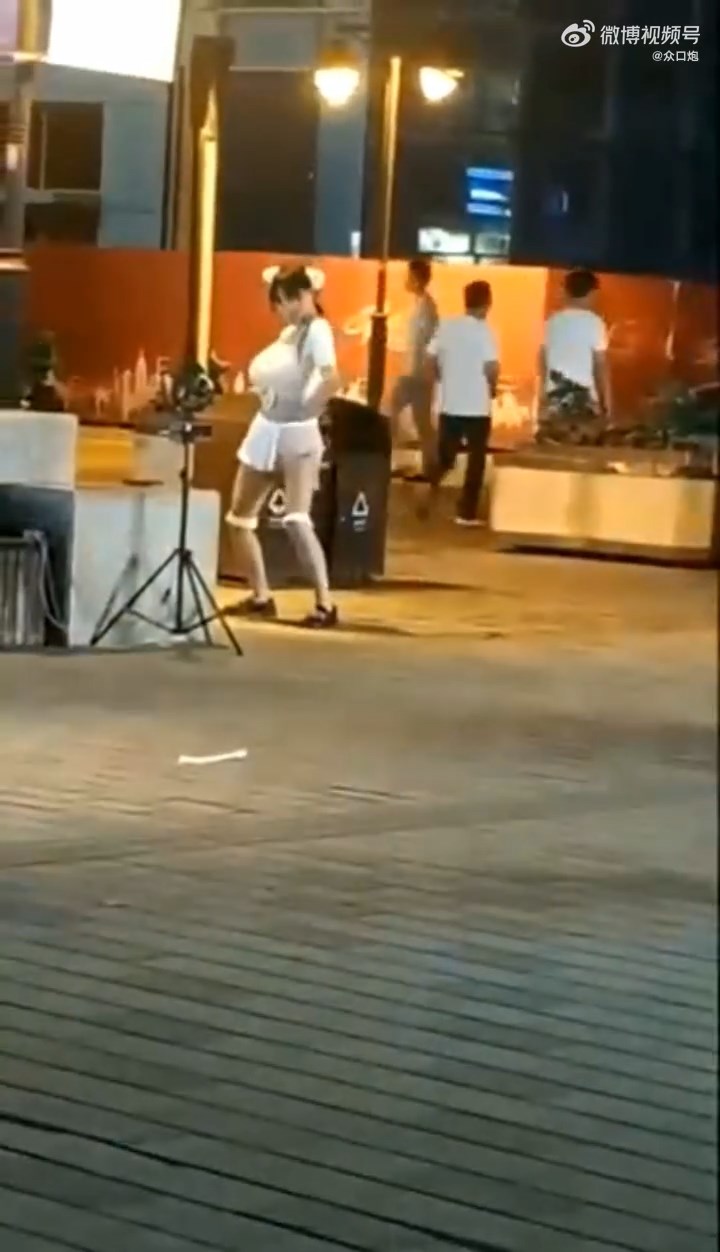 有網友質疑這名「妹子」可能是男的。（翻自微博）