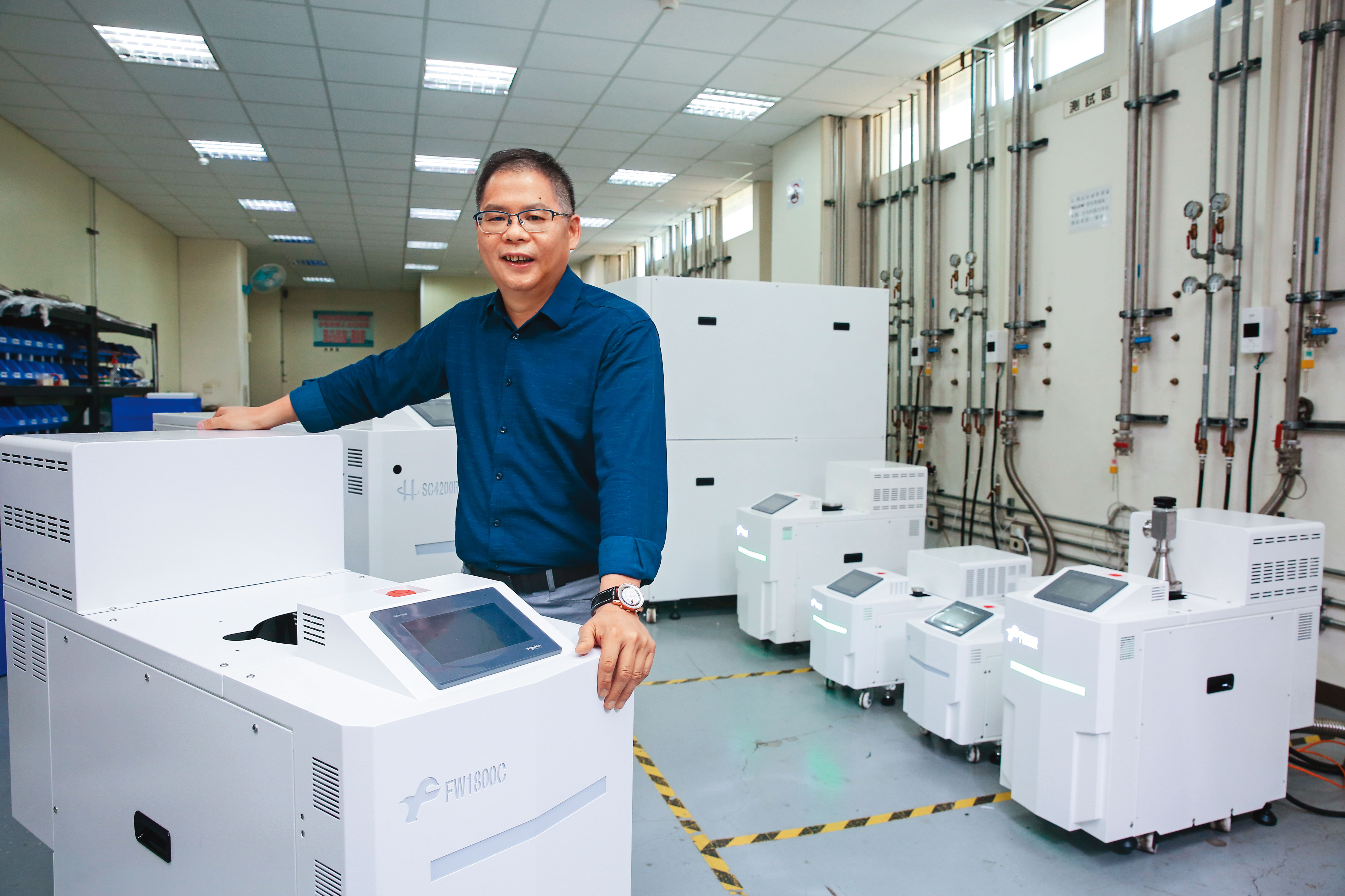 深蹲真空幫浦維修市場20年，張錦發去年開發出首款台灣自製智能真空幫浦。