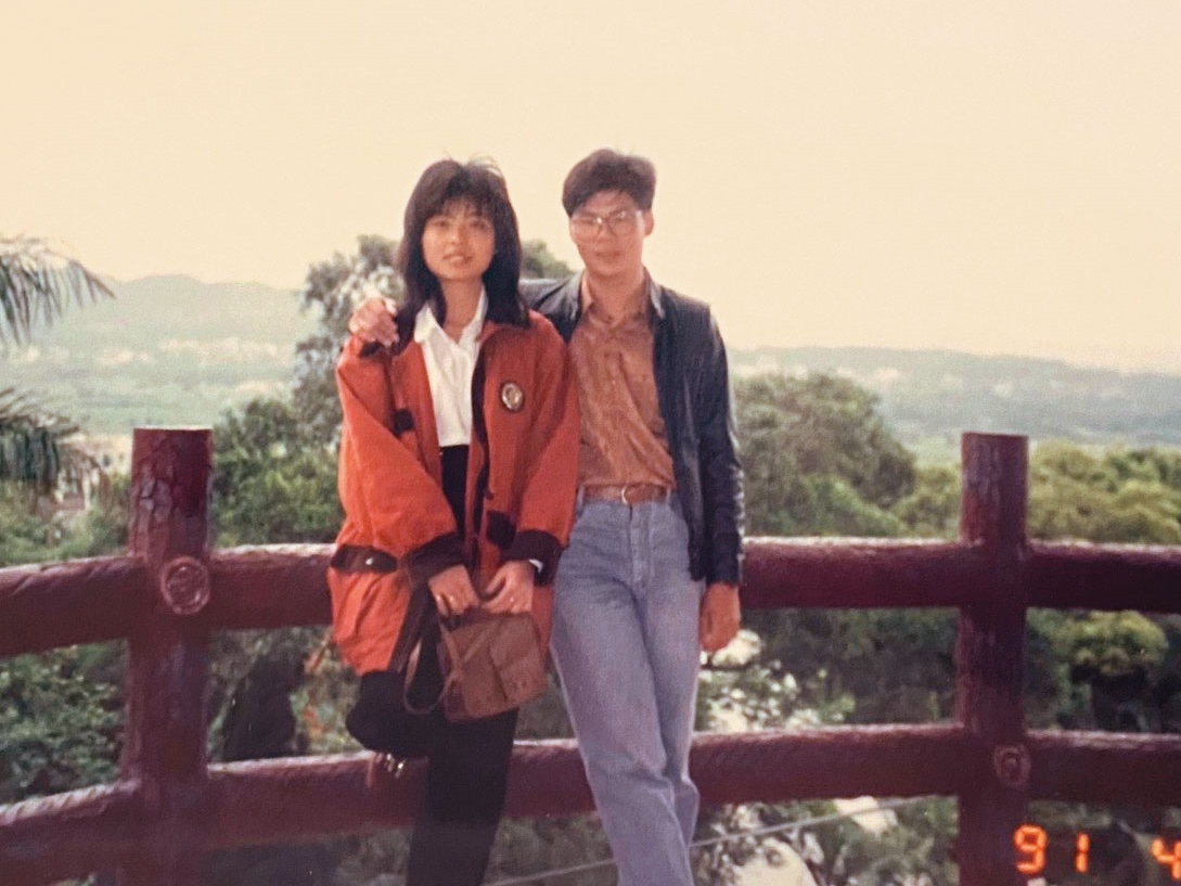 在股海慘賠千萬元的張錦發（右），退伍前一年便下定決心創業，並與女友結婚。（張錦發提供）
