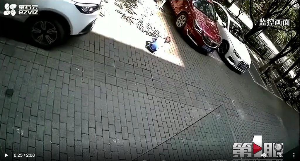 中國四川重慶一名4歲男童蹲地玩耍，卻被一旁倒車離開的車輛直接輾過，不治身亡。（翻攝微博）
