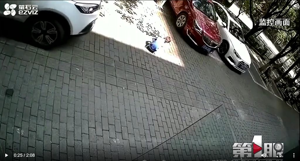 中國四川重慶一名4歲男童蹲地玩耍，卻被一旁倒車離開的車輛直接輾過，不治身亡。（翻攝微博）
