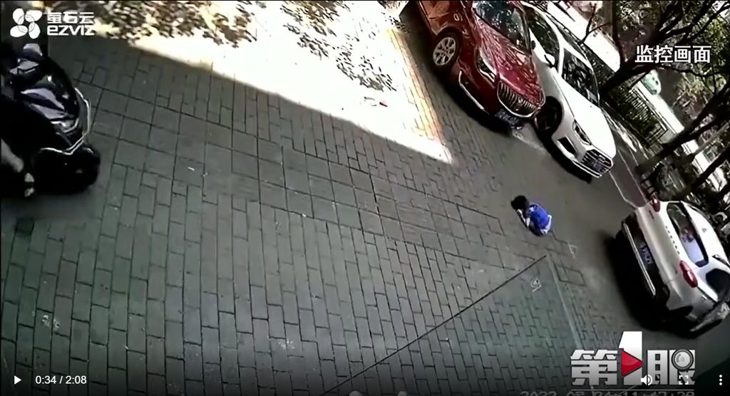 男童被車子的前輪和後輪輾過，一動也不動。（翻攝微博）
