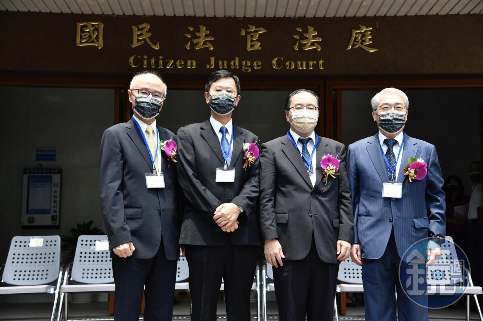 台北地院國民法官專用法庭啟用，由台北地院院長黃國忠（右起）、司法院副祕書長周占春、最高檢主任檢察官呂文忠、全國律師聯合會理事長陳彥希揭牌。