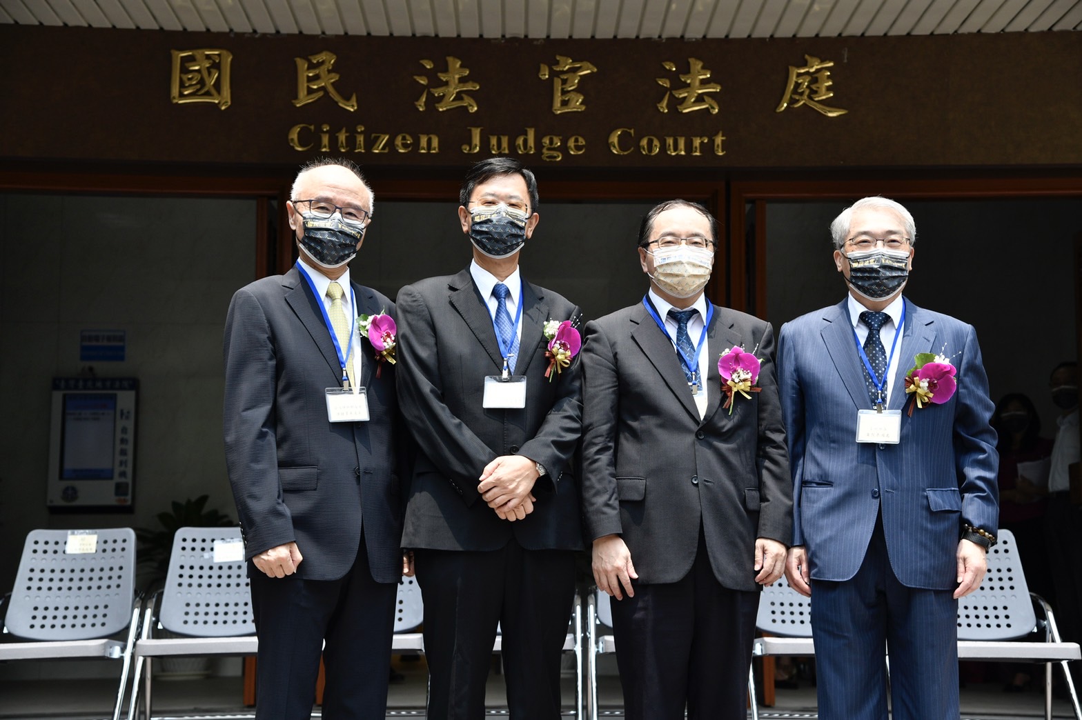 台北地院國民法官專用法庭啟用,由台北地院院長黃國忠(右起)、司法院副祕書長周占春、最高檢主任檢察官呂文忠、全國律師聯合會理事長陳彥希揭牌。