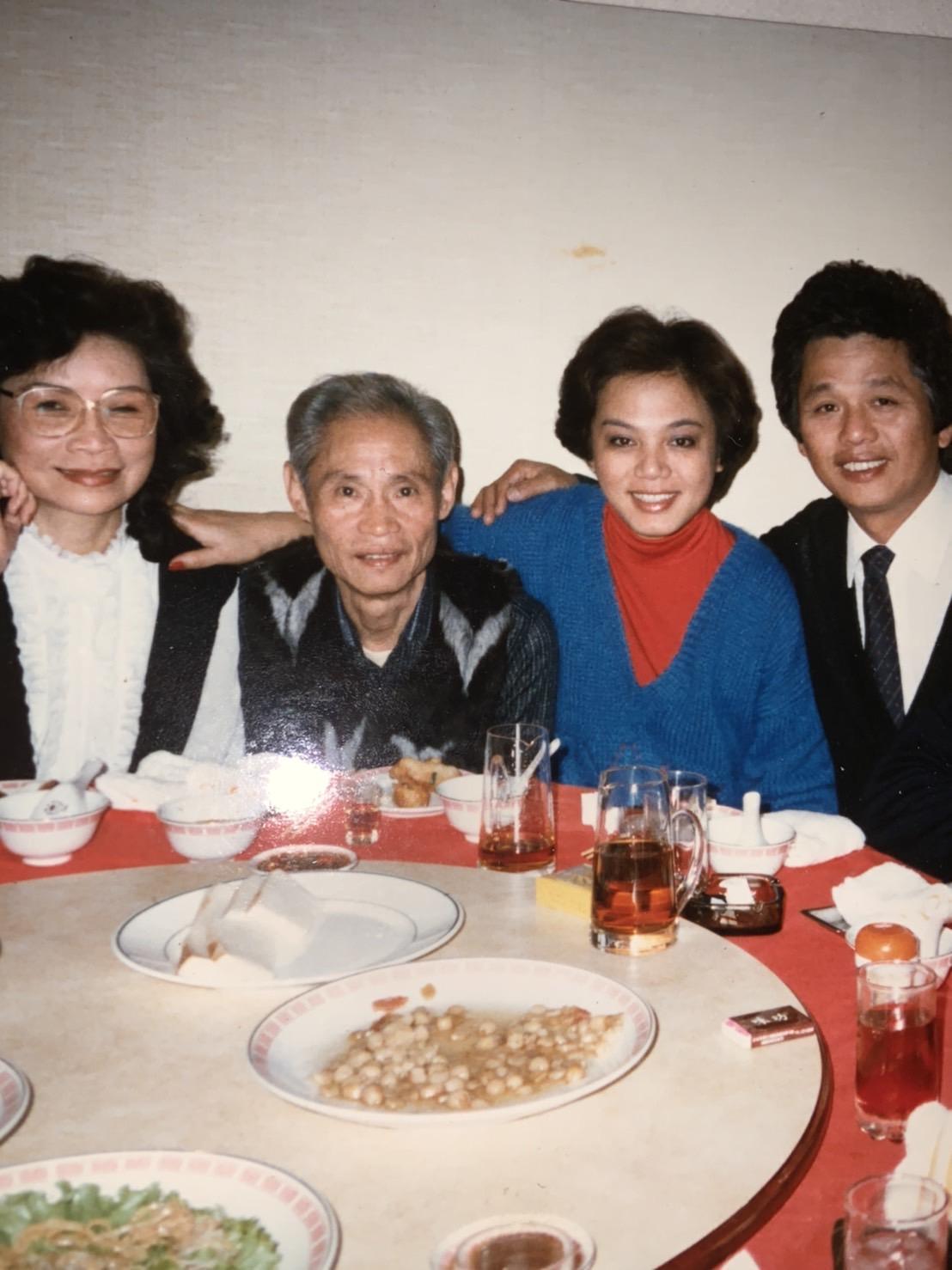 張正憲初中就吃四川吳抄手，與創辦人張治國一家感情好，妻子萬敏齊接手後，找回原班人馬掌廚，讓老滋味重新飄香。（萬敏齊提供）