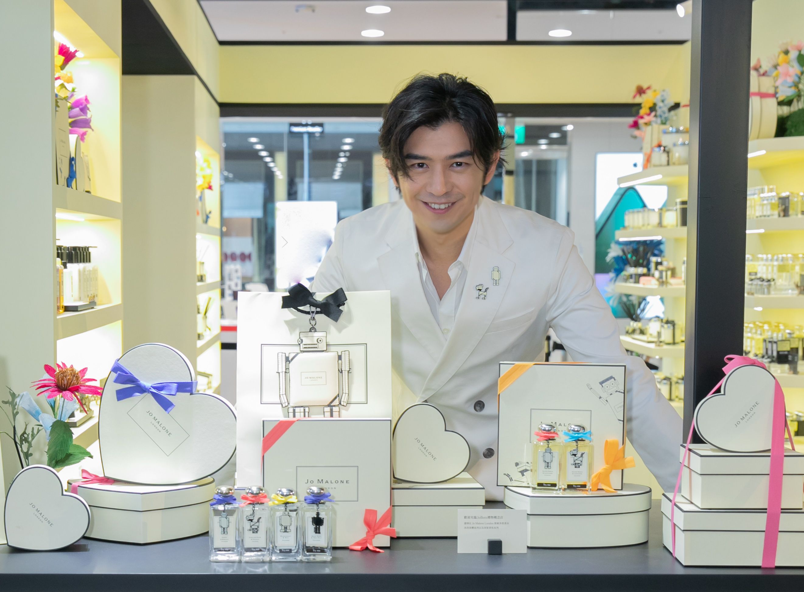 陳柏霖一身全白造型和禮物場景無違和。(Jo Malone London提供)