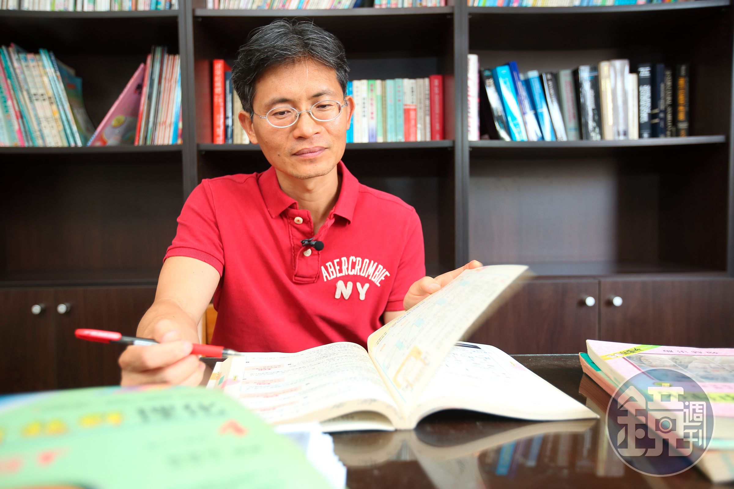 緊握低波動的民生消費類股及逢低搶進台積電，是華倫老師2022年的投資主旋律。