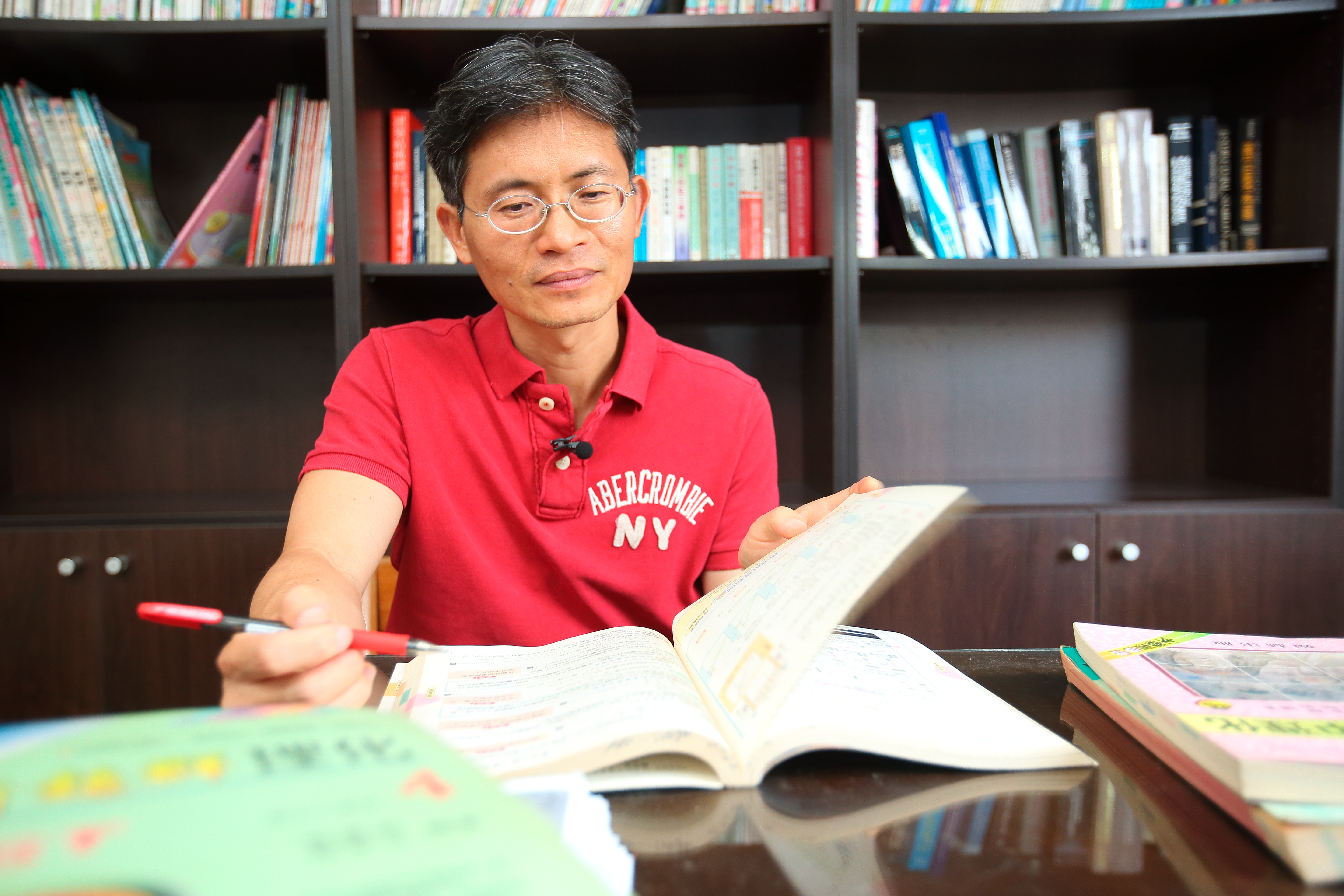 緊握低波動的民生消費類股及逢低搶進台積電，是華倫老師2022年的投資主旋律。