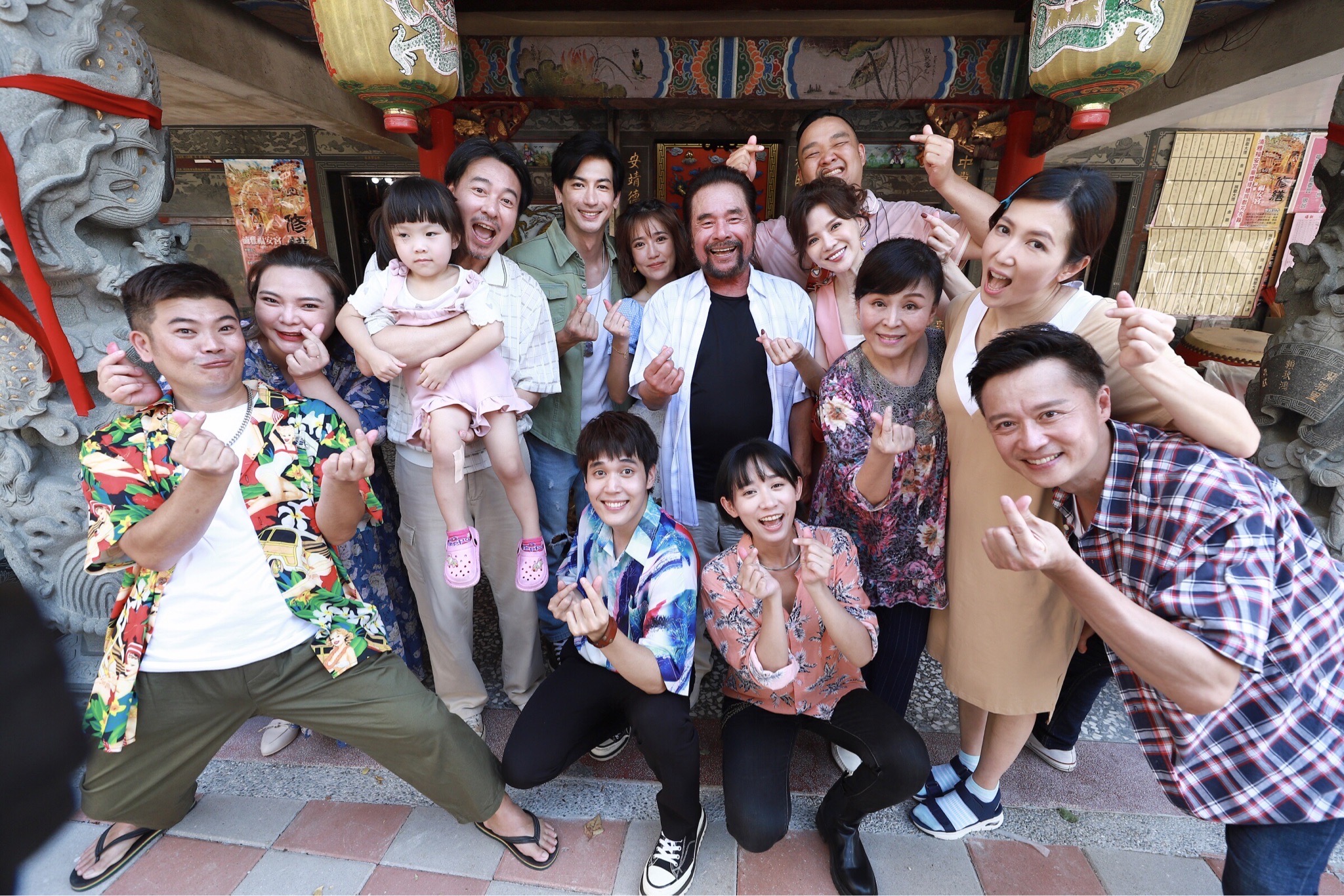 《市井豪門》廟口開拍重頭戲高溫38度廖家儀請吃剉冰消暑。（民視提供）