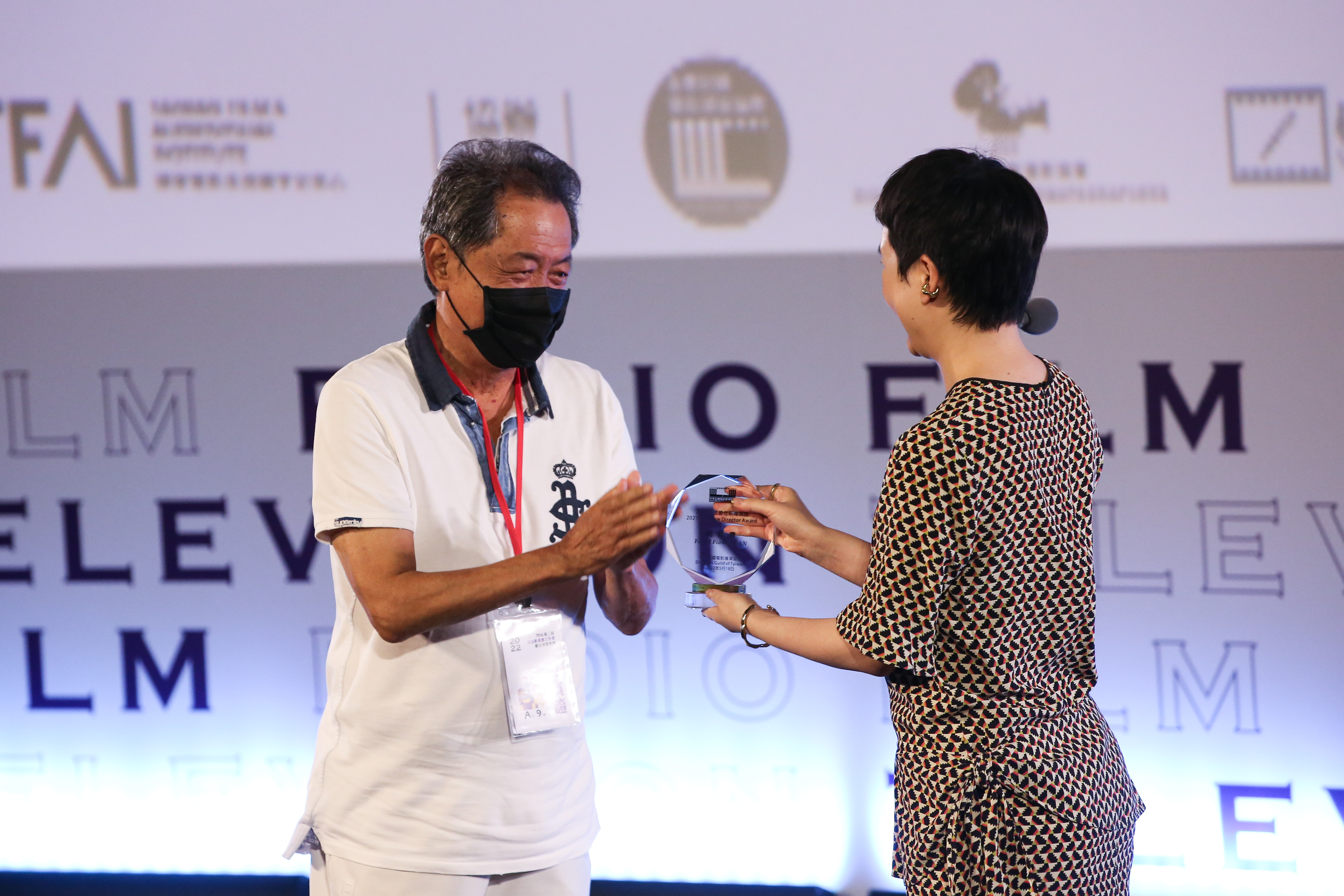 朱延平頒獎給憑《美國女孩》或最佳新導演獎的阮鳳儀。