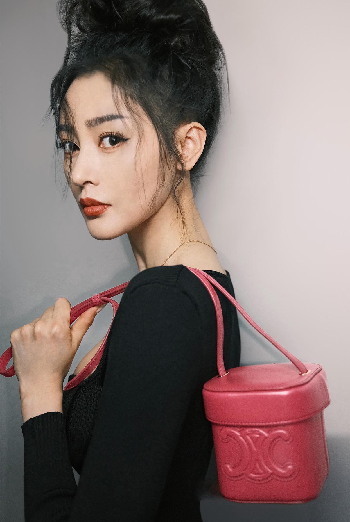 張天愛演繹高冷美女的BOX TRIOMPHE小號手袋風範。(CELINE提供)