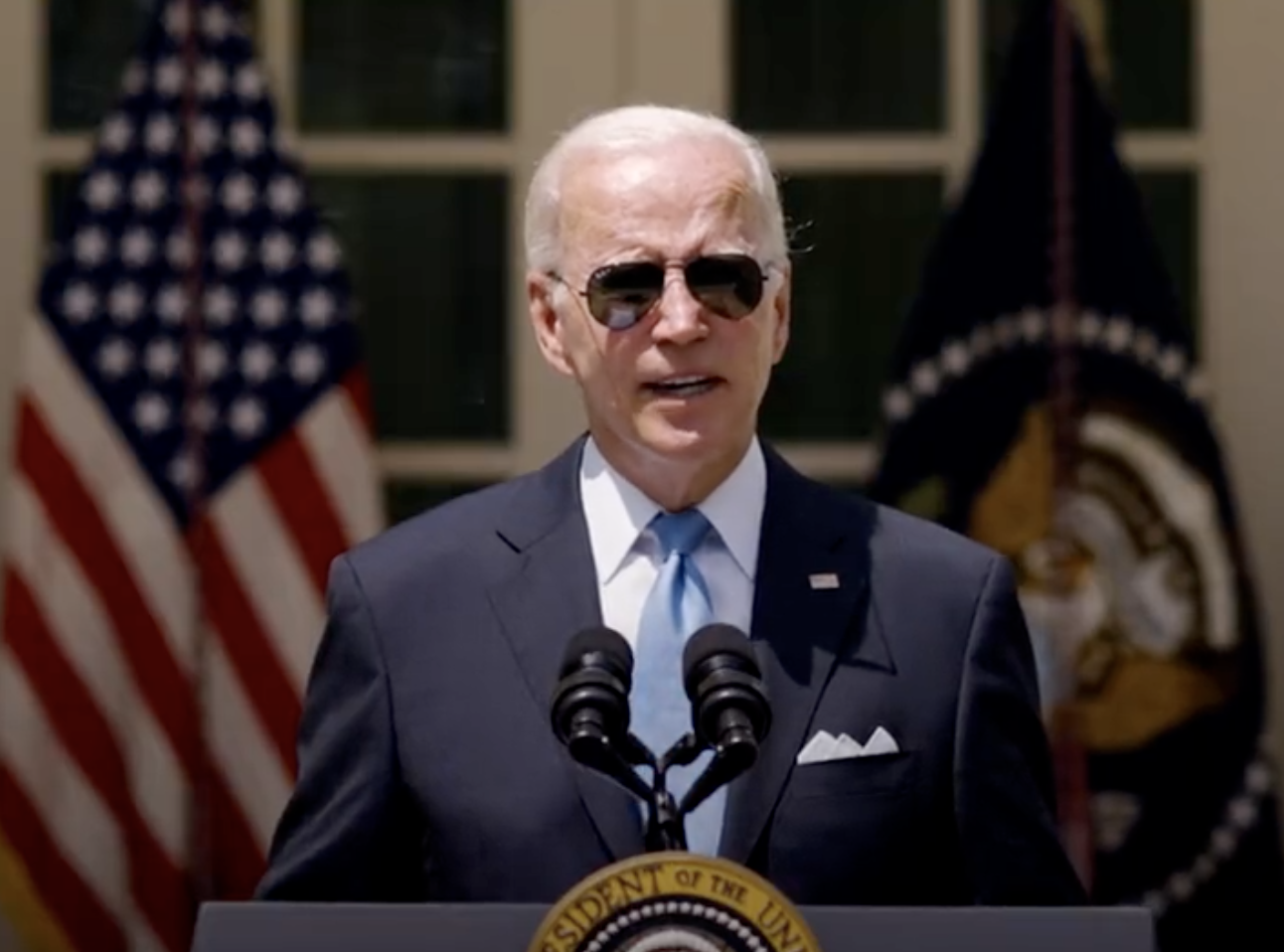 拜登在白宮玫瑰園發表談話。(翻攝@POTUS推特)