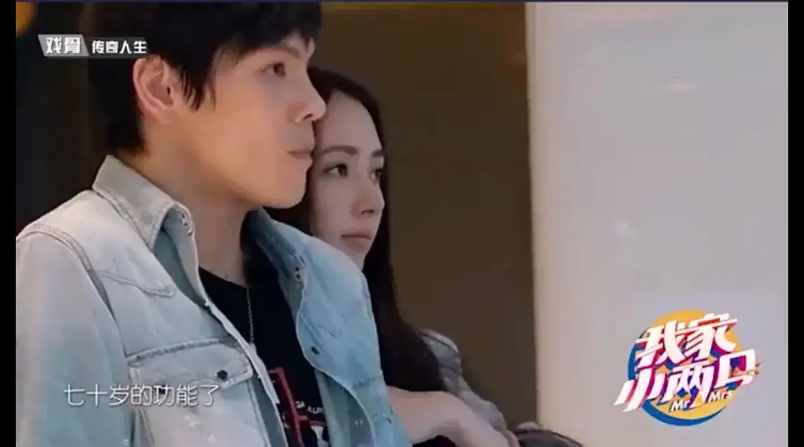 郭碧婷得知向佐身體不好後，心疼挽住他的手臂。（翻攝微博）