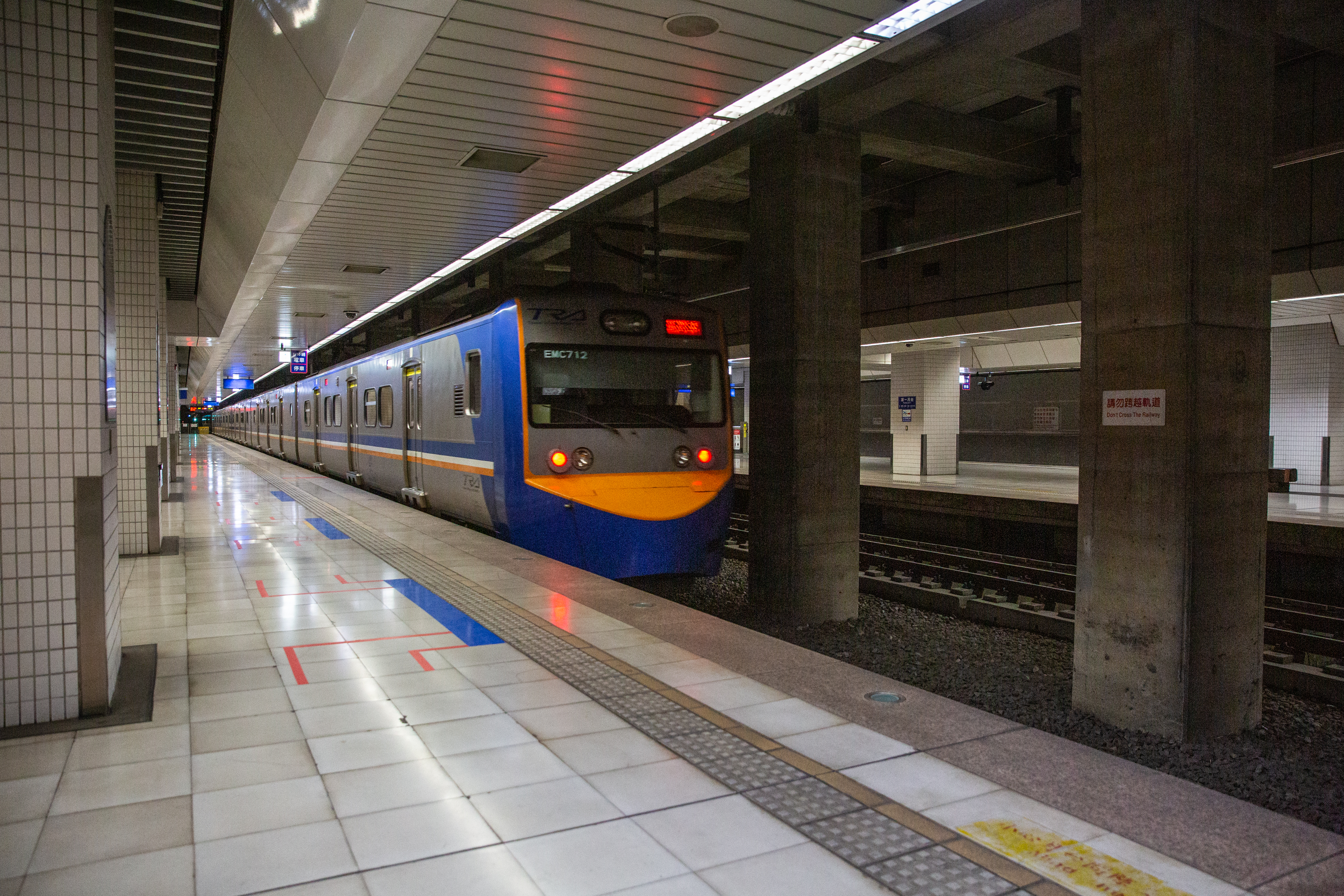 台鐵因工務焊軌車出軌，導致新左營到高雄間僅能單線通行，目前正積極搶修。（本刊資料照）