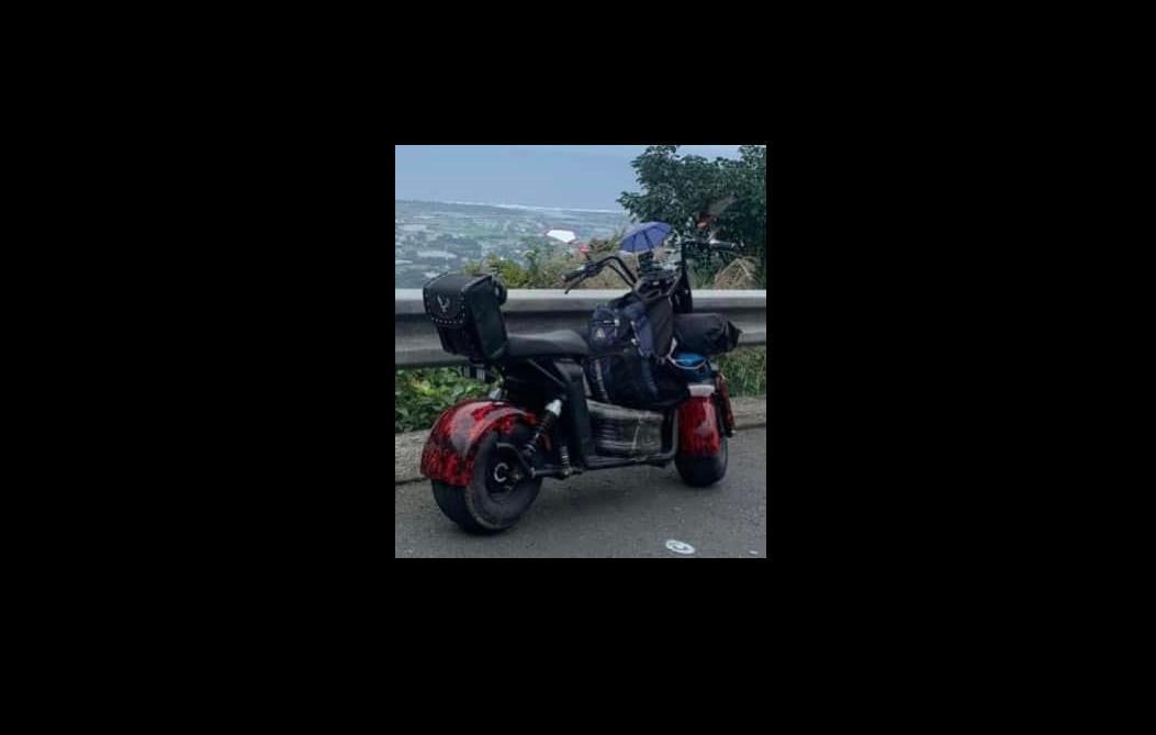 一名電動自行車騎士抱怨遭警方開罰，卻遭其他人打臉。（翻攝自爆料公社）