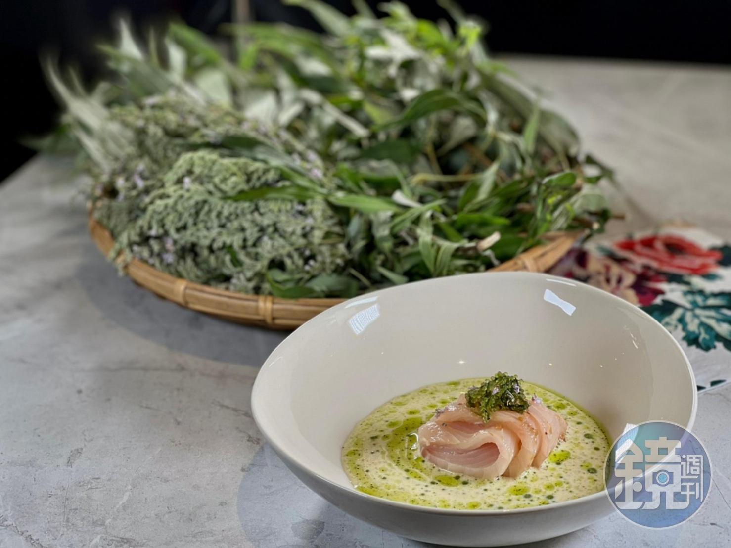 私廚「沐創作季節料理MU Seasonal Cuisine」最新菜色「生魚／味噌奶油／海葡萄／黃荊／鹹檸檬」，使用黃荊葉、花等部位，調配出清新草本融合發酵奶油的醬汁來搭配生魚片，滋味鮮鹹飽滿，調味表現出色。（2,200元套餐菜色）