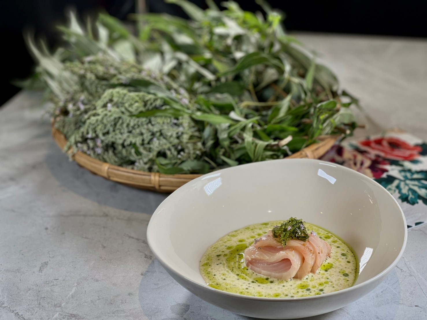 私廚「沐創作季節料理MU Seasonal Cuisine」最新菜色「生魚／味噌奶油／海葡萄／黃荊／鹹檸檬」，使用黃荊葉、花等部位，調配出清新草本融合發酵奶油的醬汁來搭配生魚片，滋味鮮鹹飽滿，調味表現出色。（2,200元套餐菜色）