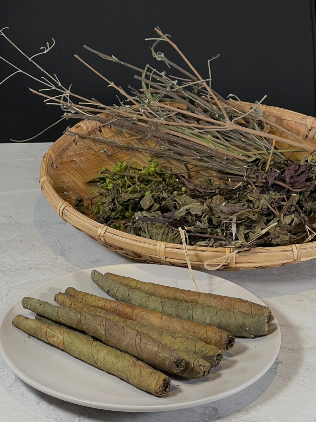 都歷部落的傳統手捲菸草，為主廚楊彥希和太太許馨月（Moon）帶來設計煙燻盒上菜的靈感。