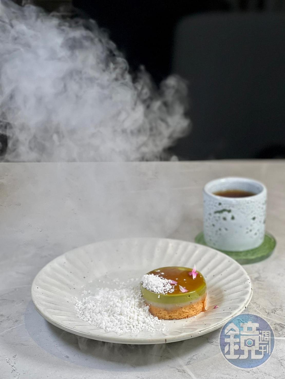 由太太許馨月（Moon）研發的甜點「關山米酥餅／蓮蓉／四季春／四葉乳酪／焦糖巧克力」，茶味盈口，濃郁綿密。（2,200元套餐菜色）