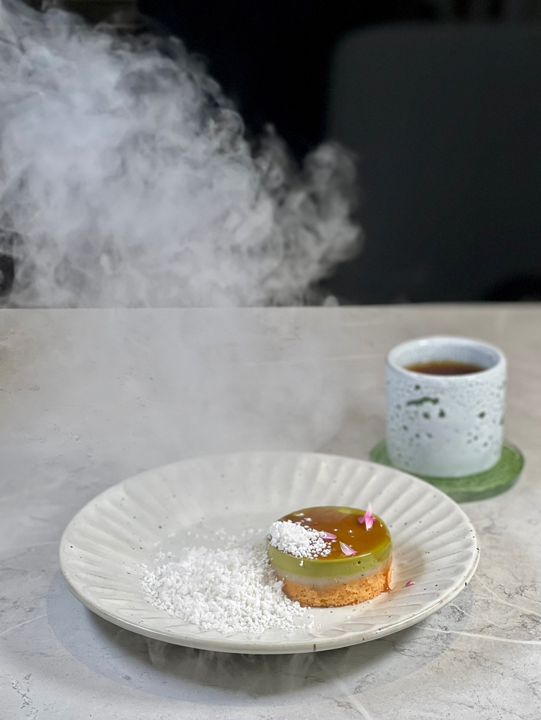 由太太許馨月（Moon）研發的甜點「關山米酥餅／蓮蓉／四季春／四葉乳酪／焦糖巧克力」，茶味盈口，濃郁綿密。（2,200元套餐菜色）