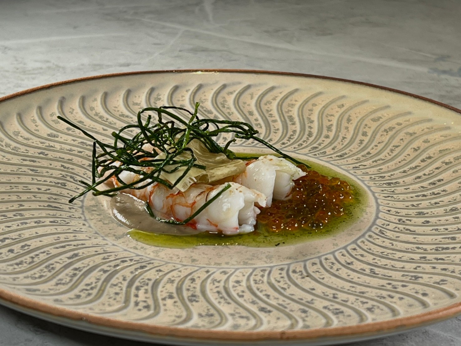 「葡萄蝦／白昆布／菱角／野蓮／紹興／草果」，蝦肉甜腴、配炸野蓮香酥。（2,200元套餐菜色）