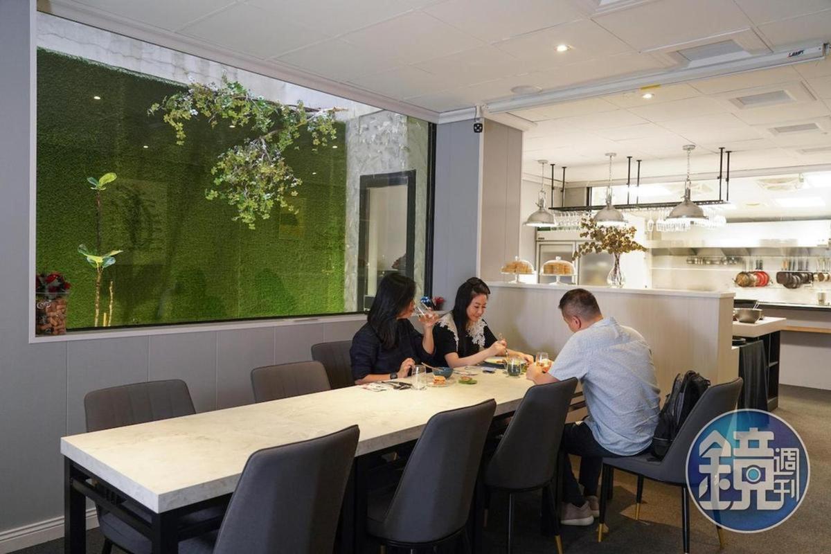 用餐空間可見半開放式的廚房及備餐檯，空間穿透。
