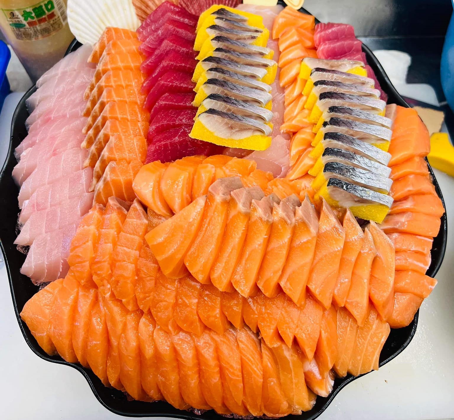 一名網友分享自己前往屏東吃超澎湃生魚片圖，引發網友熱議。（翻攝自爆廢公社二館）