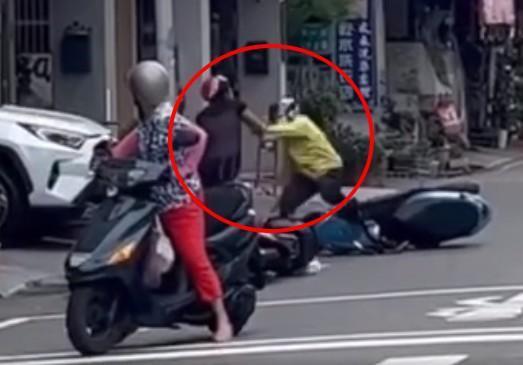 高雄街頭日前發生兩名騎士發生行車糾紛,影片中的黑衣阿嬤輕鬆KO黃衣女。(翻攝爆廢公社公開版)