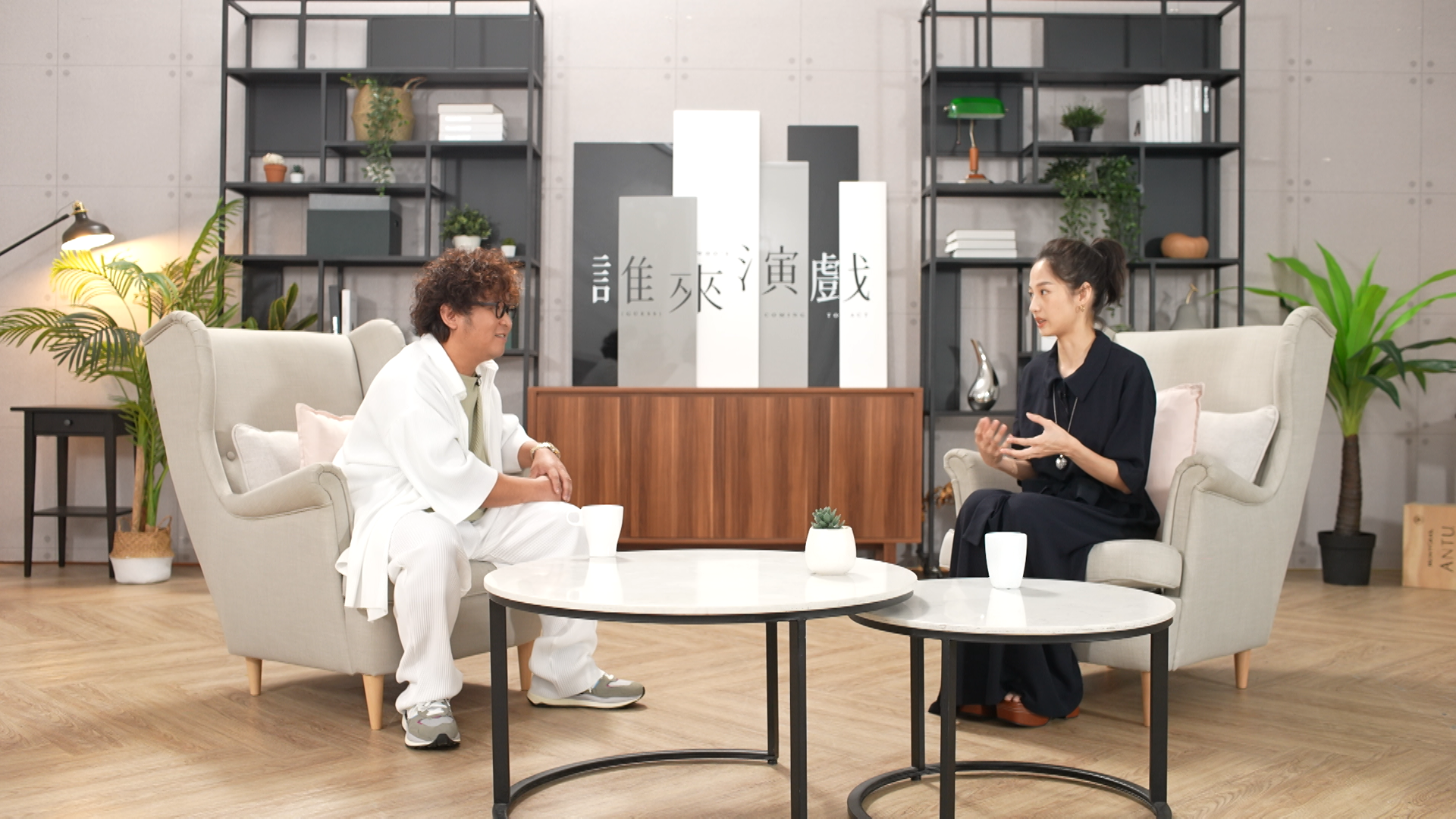 簡嫚書上節目接受主持人納豆(左)專訪。(鏡新聞提供)