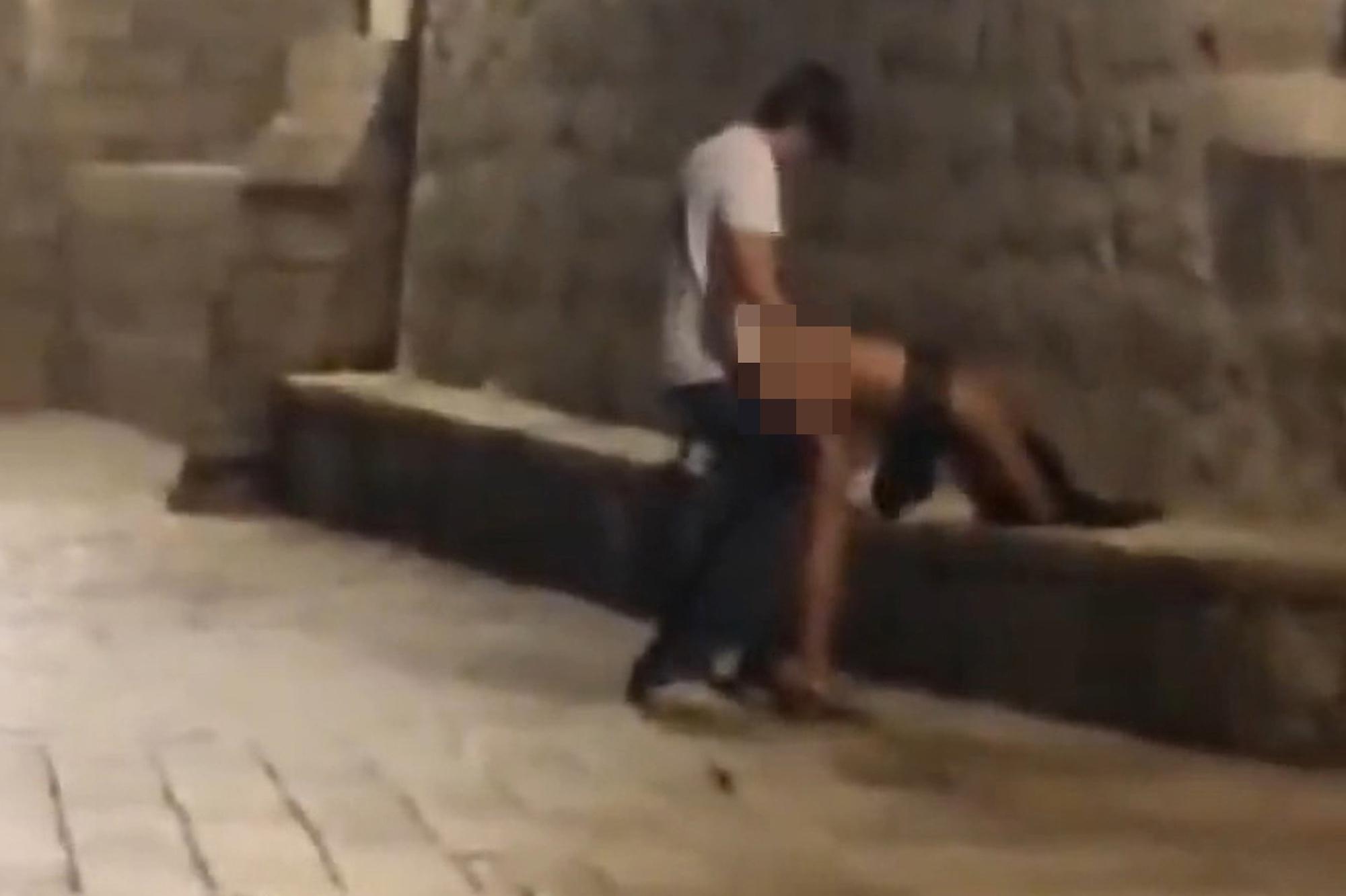 男女在古城嗨到忘我。(翻自《紐約郵報》)