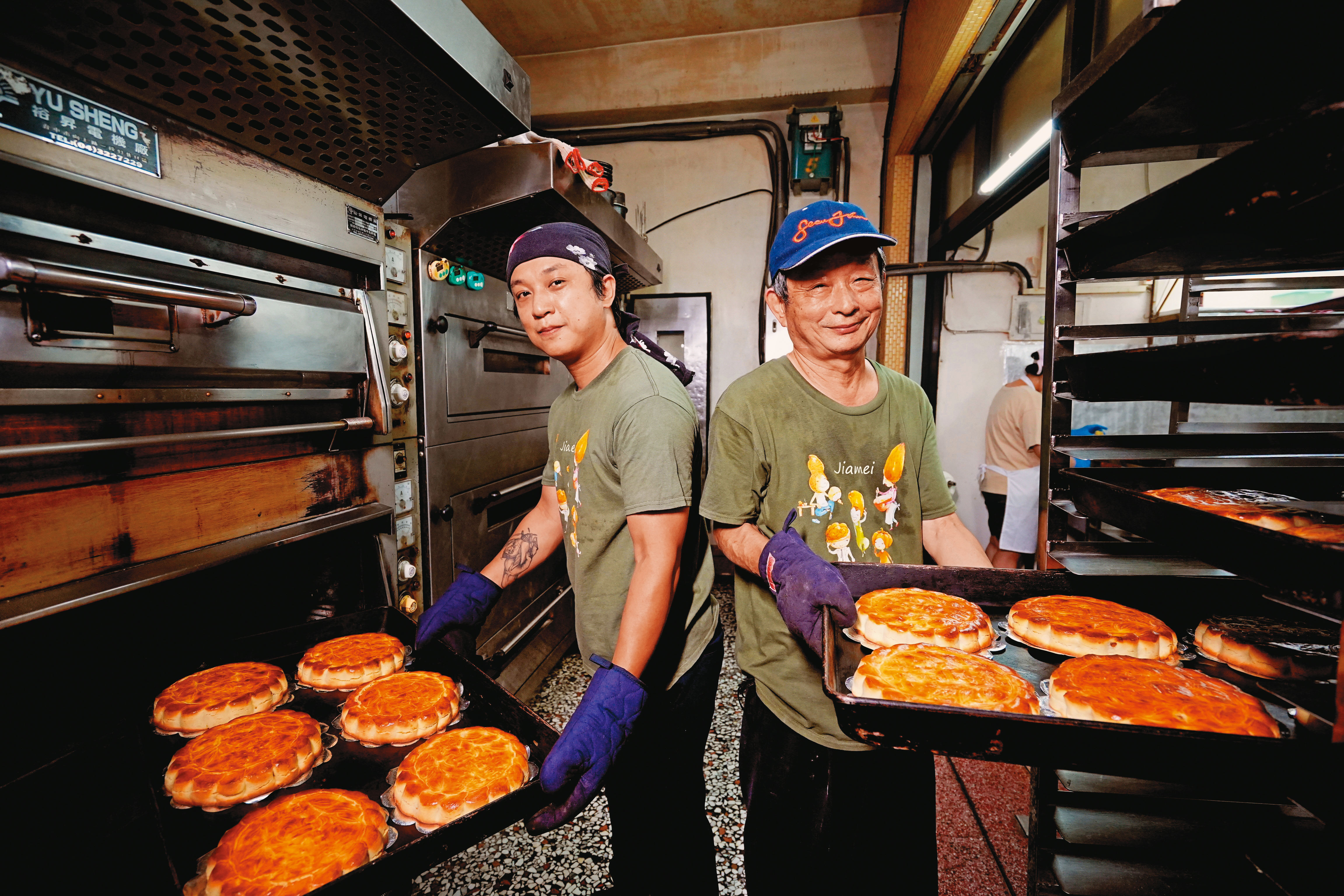 因詹宏志送餅事件而爆紅的二崙佳美，是雲林53年老字號烘焙坊，第一代廖顯順（右）15歲開始做餅，兒子廖嘉育（左）接棒將招牌狀元餅行銷全台。