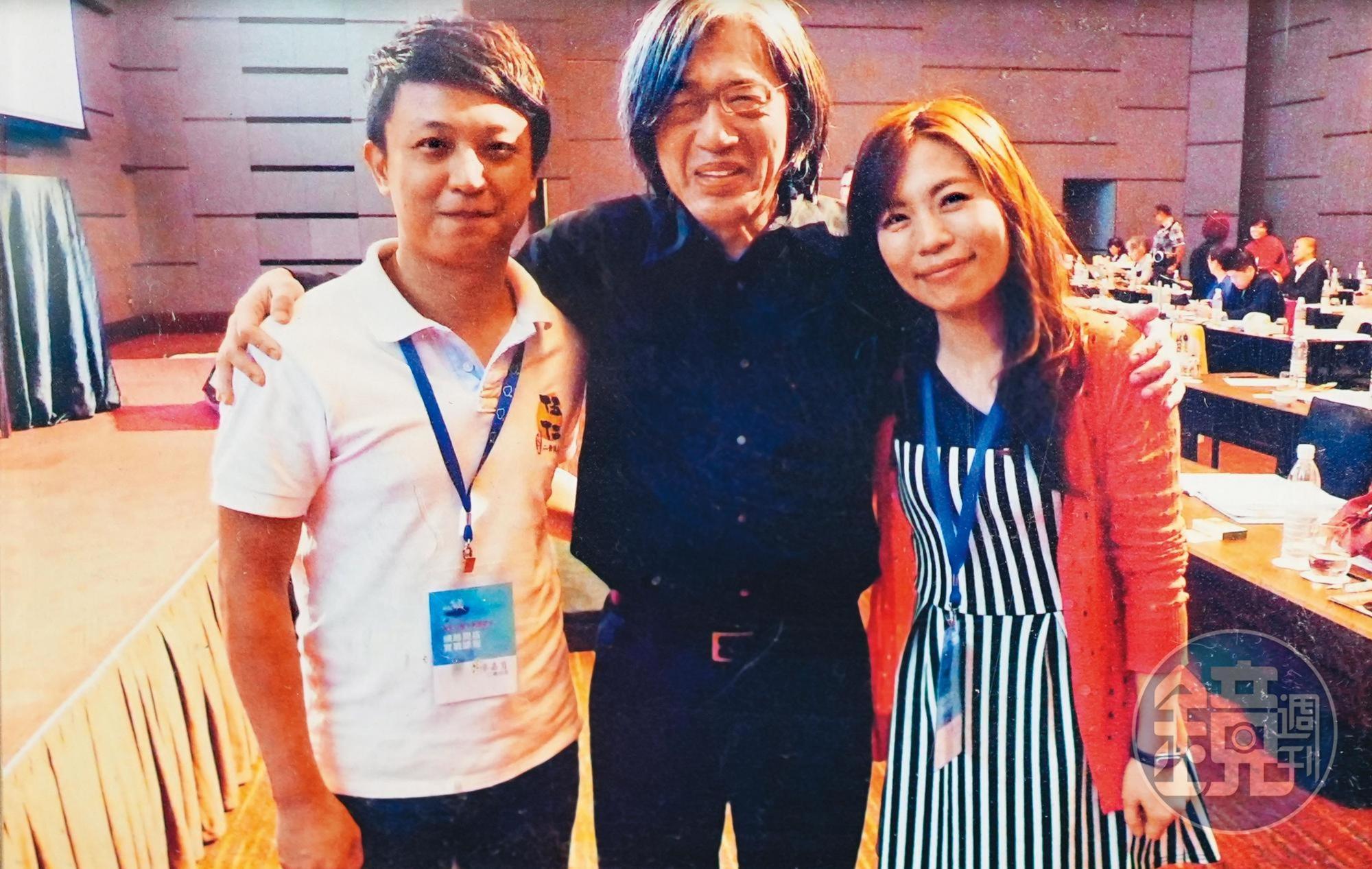 PChome董事長詹宏志(中)是老店貴人,他曾帶著第二代廖嘉育(左)與莊淑敏(右)赴馬來西亞推銷產品。(二崙佳美提供)