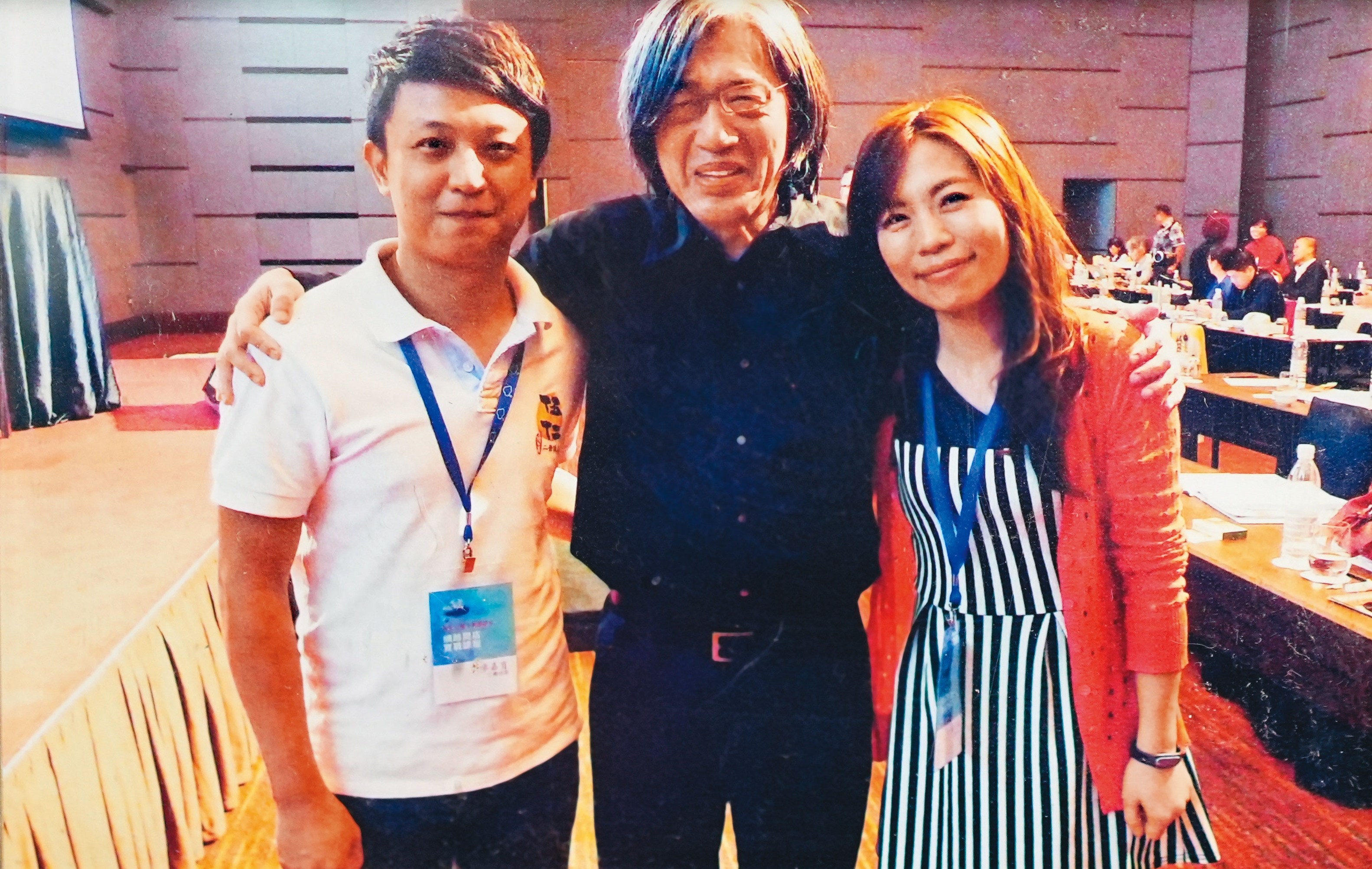 PChome董事長詹宏志（中）是老店貴人，他曾帶著第二代廖嘉育（左）與莊淑敏（右）赴馬來西亞推銷產品。（二崙佳美提供）