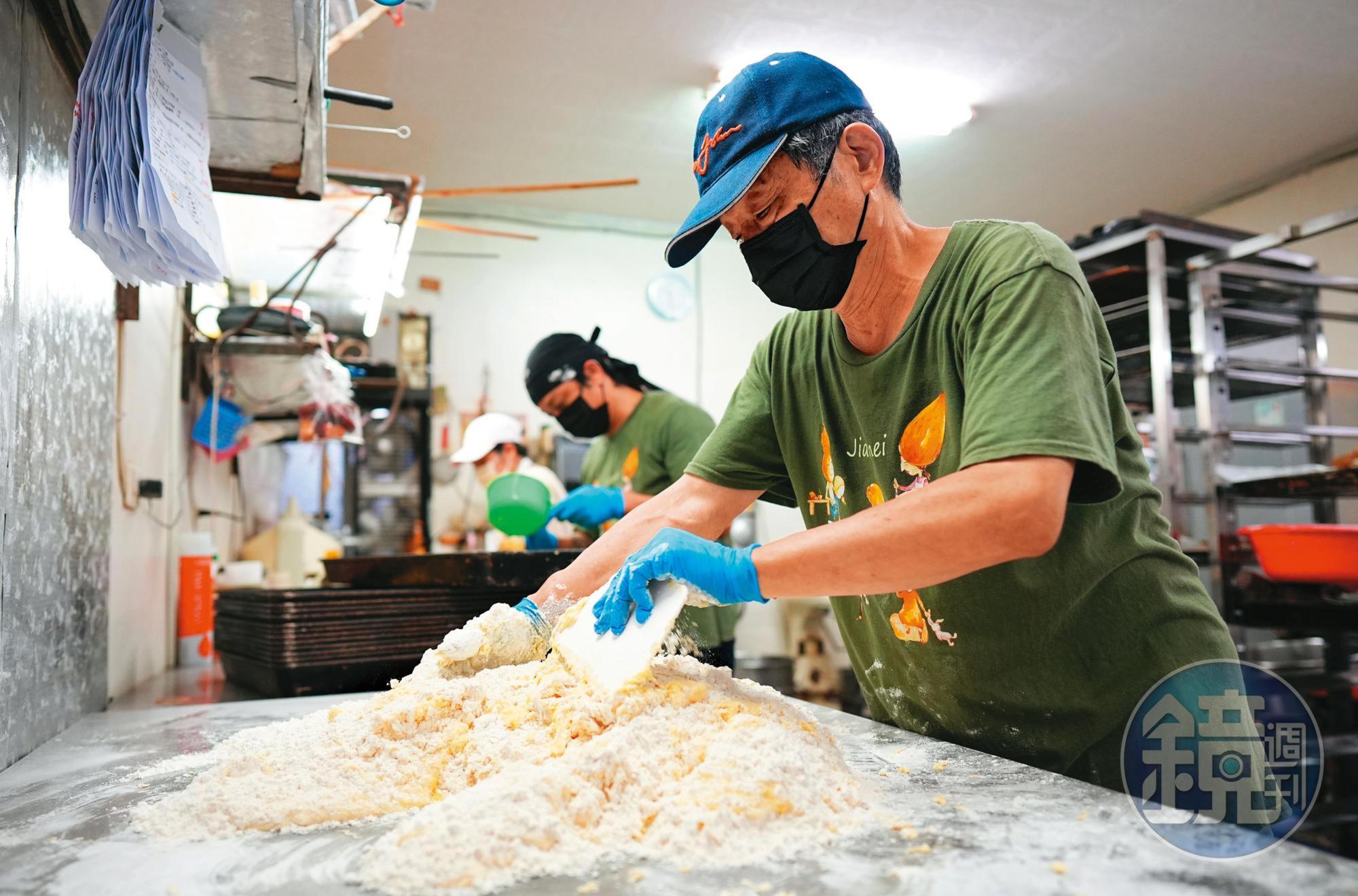 為改良傳統漢餅偏油偏硬口感,廖顯順使用西式磅蛋糕作法製作漢餅皮,並堅持手工揉捻,靠經驗控制餅皮軟硬度。