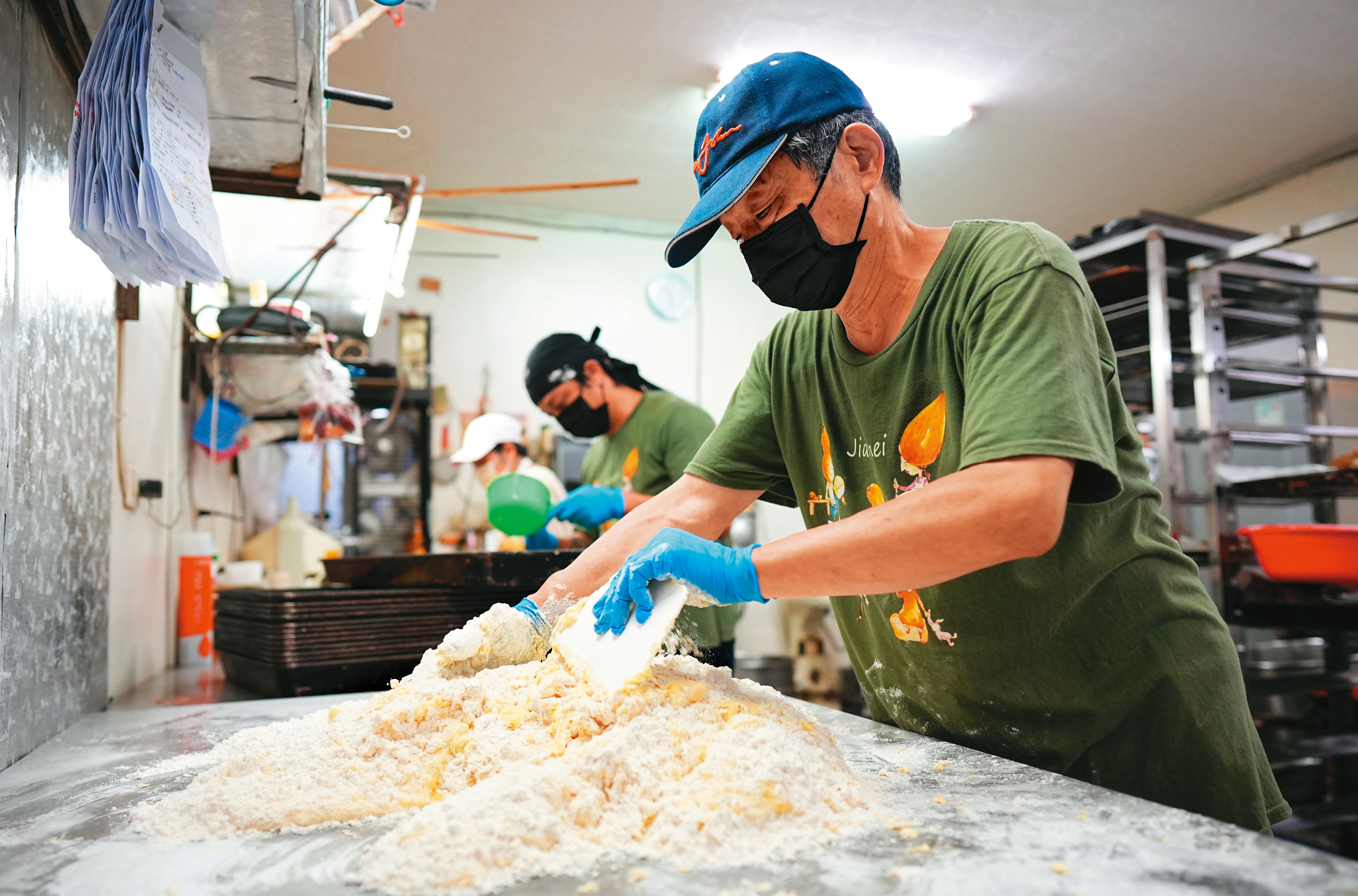 為改良傳統漢餅偏油偏硬口感，廖顯順使用西式磅蛋糕作法製作漢餅皮，並堅持手工揉捻，靠經驗控制餅皮軟硬度。