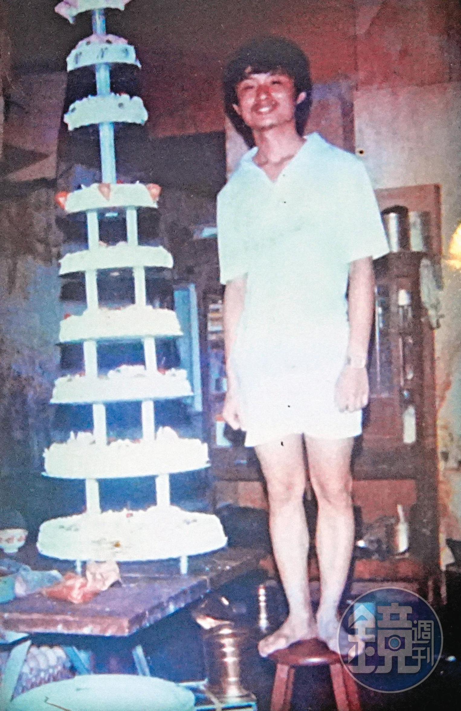廖顯順手藝好,各式烘焙產品都難不倒他,圖為年輕時幫客人製作生日蛋糕。(二崙佳美提供)