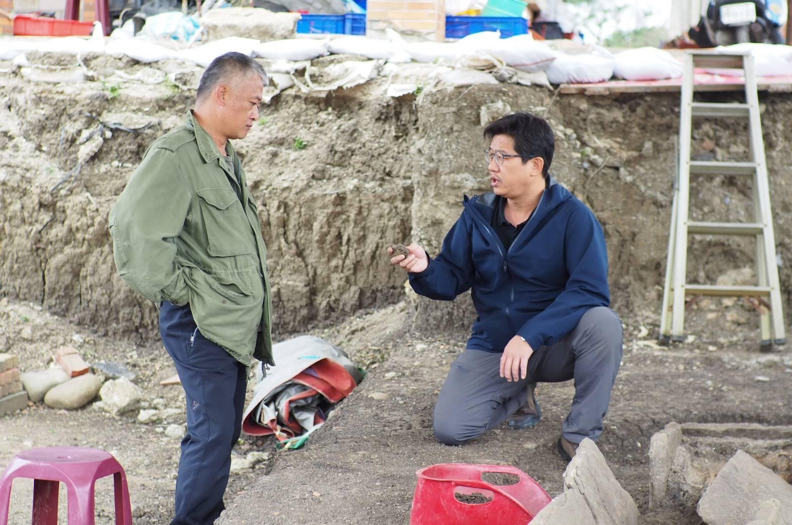 人類學研究所邱鴻霖老師（右）向紀錄片導演湯湘竹解說石板棺。（翻攝自清華大學臉書）