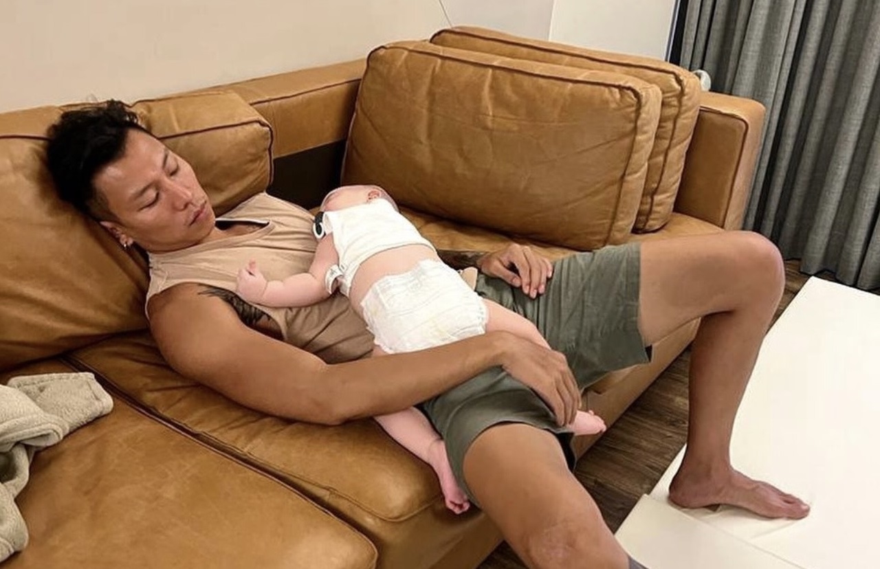 瘦子實習當爸爸，沒想到最後竟累到睡著了。（翻攝自瘦子IG)