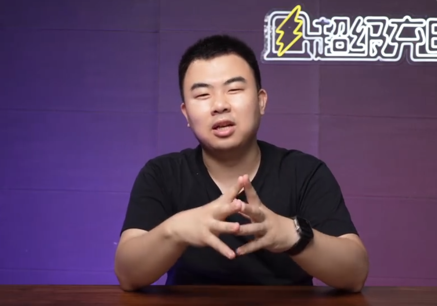 中國一名汽車博主分享，自己因為「眼睛太小」遭汽車自動駕駛判定在睡覺。（翻攝@常岩CY）