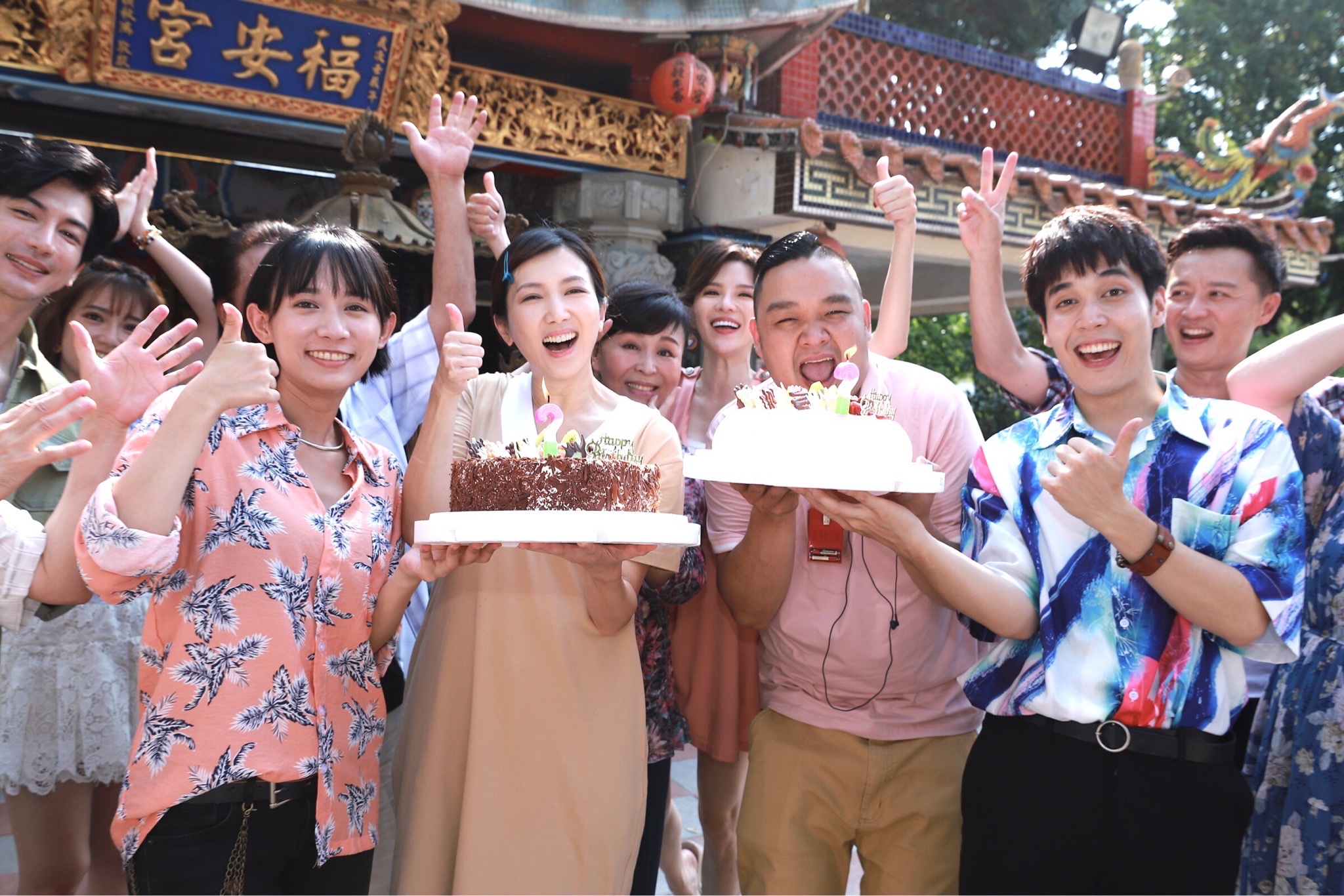 民視8點檔《市井豪門》一起幫8月壽星胡恩寧、7月的三位壽星廖家儀、林道遠、陳彥嘉一起切蛋糕，過生日。（民視提供）