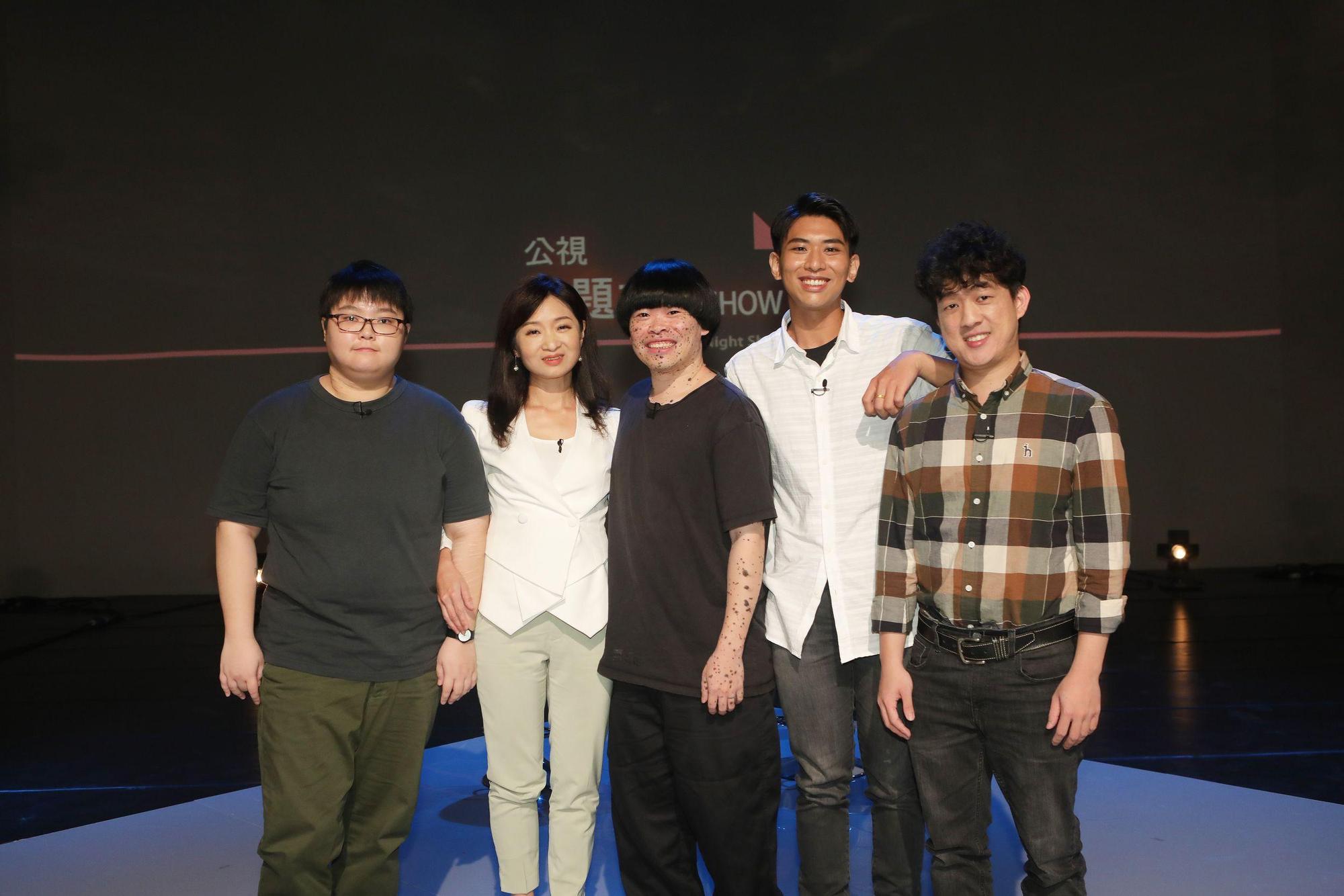 《公視主題之夜SHOW》映後論壇邀精障權益倡議者李昀(左起)、中研院副研究員彭仁郁、NGO「死嘢」創辦人陳偉霖、 表演藝術工作者陳群堯,《兩種心靈》譯者張復舜,共同關懷與探討青少年自殺問題。(公視提供)