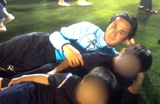 變態議員見蘿莉就淫亂！猥褻多名少女秀癡漢言行，2年前還公然露鳥。（翻自《週刊女性》）