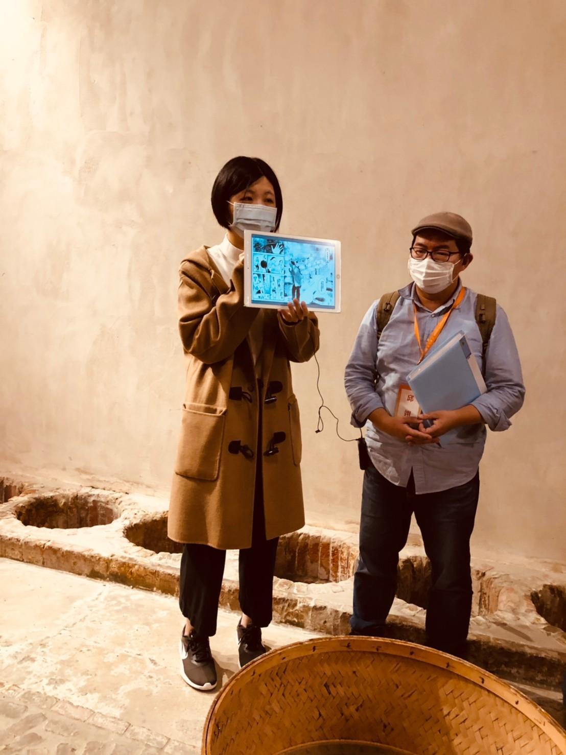 張季雅（左）與島內散步執行長邱翊一同擔任導覽，說明大稻埕與漫畫故事的連結。（翻攝自新芳春茶行FB）